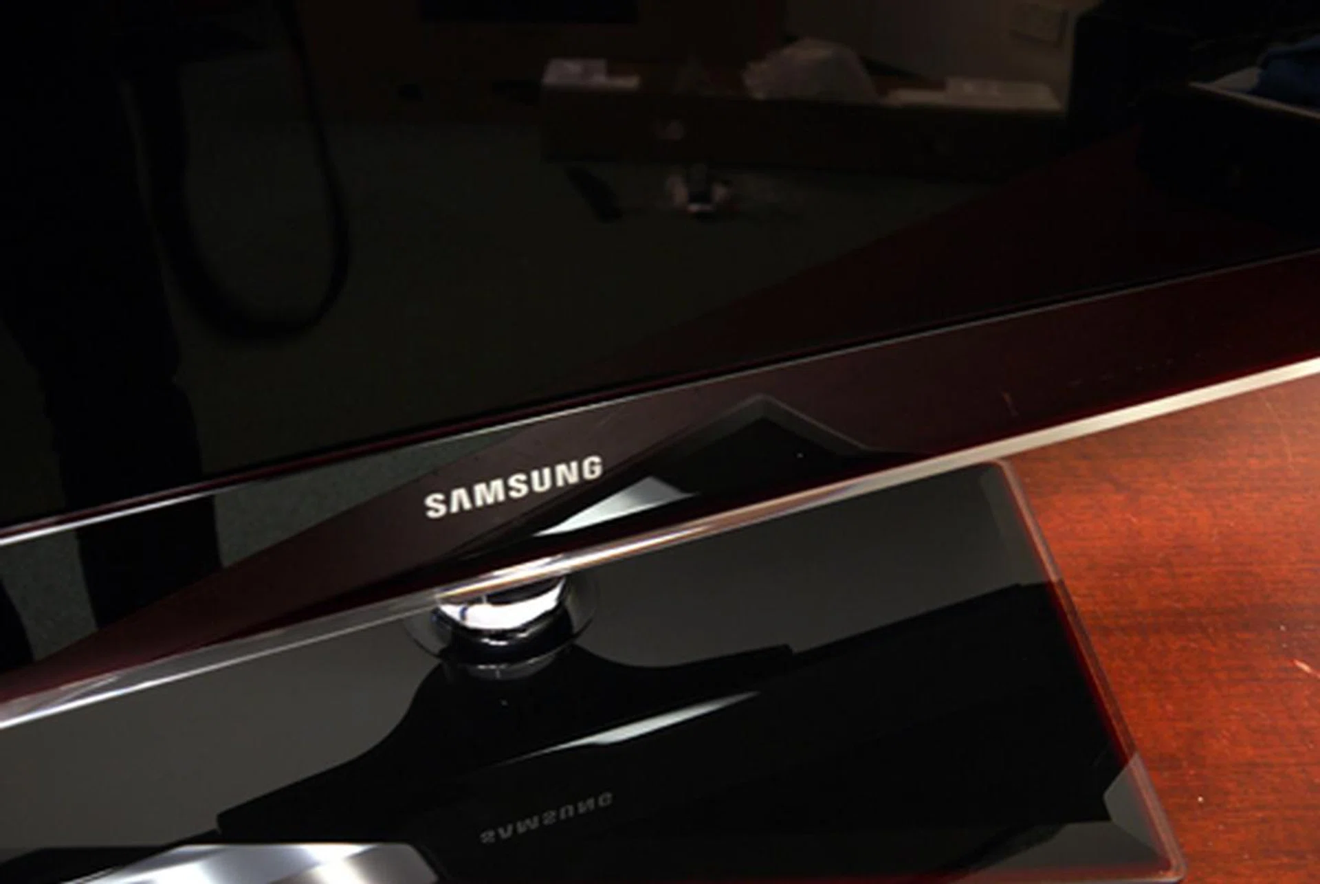 The B7000 is not only a sight for sore eyes, but its display panel is versatile enough to swivel along its joints as well.
