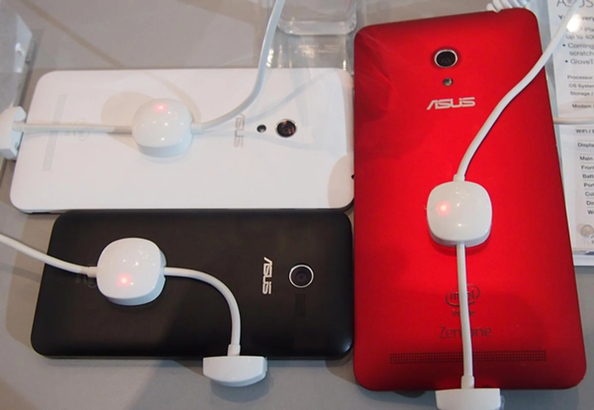 The rears of the ZenFone devices reminded us of the HTC One X and One X+.