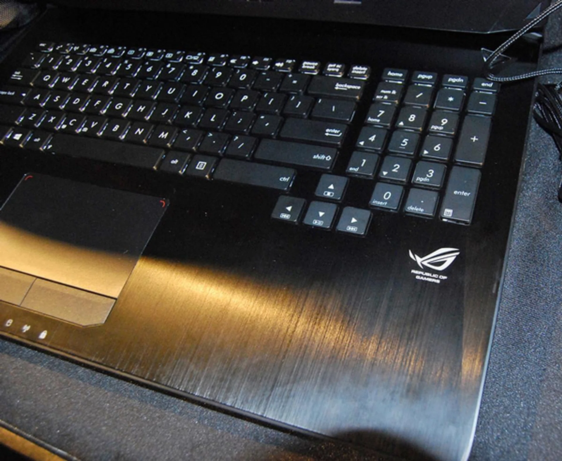 The keyboard tray has a brushed aluminium finish and its chiclet-style keys have white LED backlight for use in the dark.