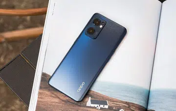 Oppo Reno7 in Starry Black.