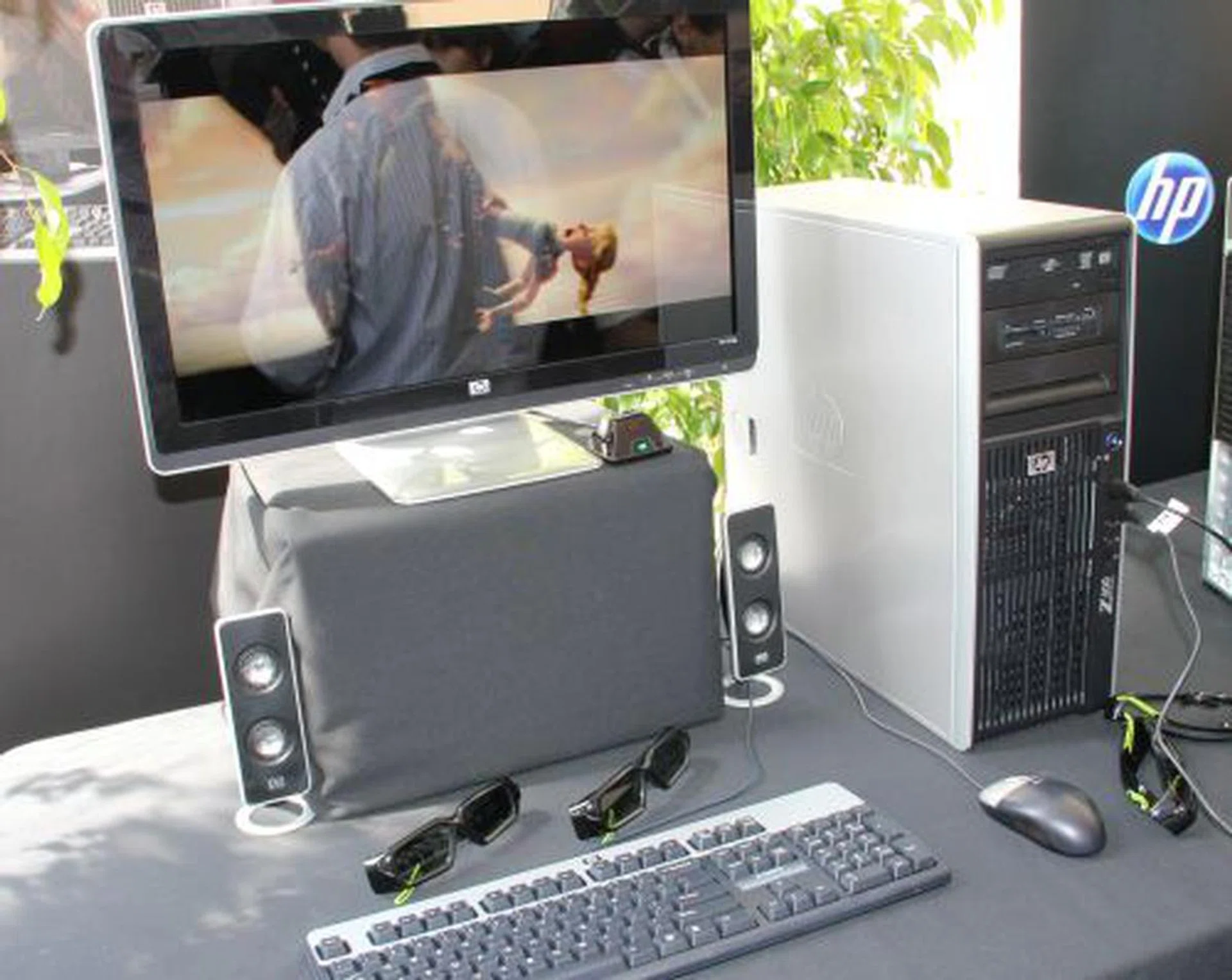 The HP Z400 workstation will start from US$929, and features the Intel Xeon 3500 series processors. Users will be able to configure a maximum of 24GB of ECC memory and up to 8TB of storage while graphics options will top out at NVIDIA Quadro FX 4800 or dual NVIDIA Quadro FX 1800 graphics.