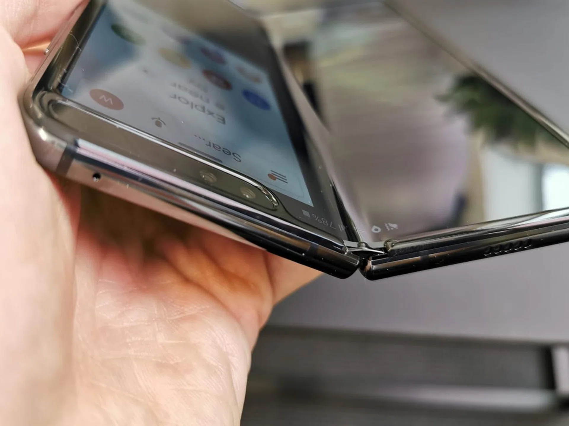 There are now caps at the top and bottom of the hinge.