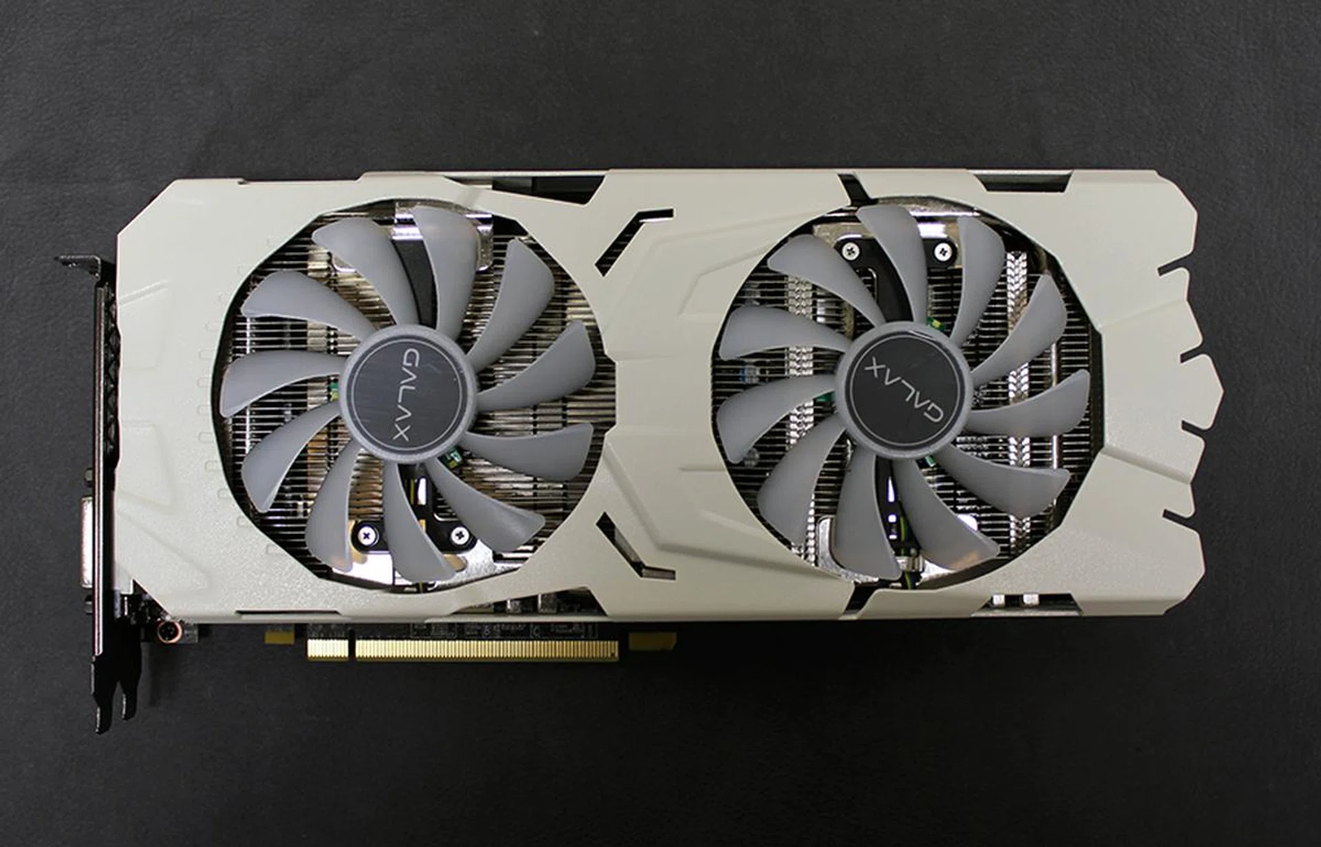 The Galax GeForce GTX 1070 Ti EX-SNPR White comes, predictably, with a large white custom cooler.