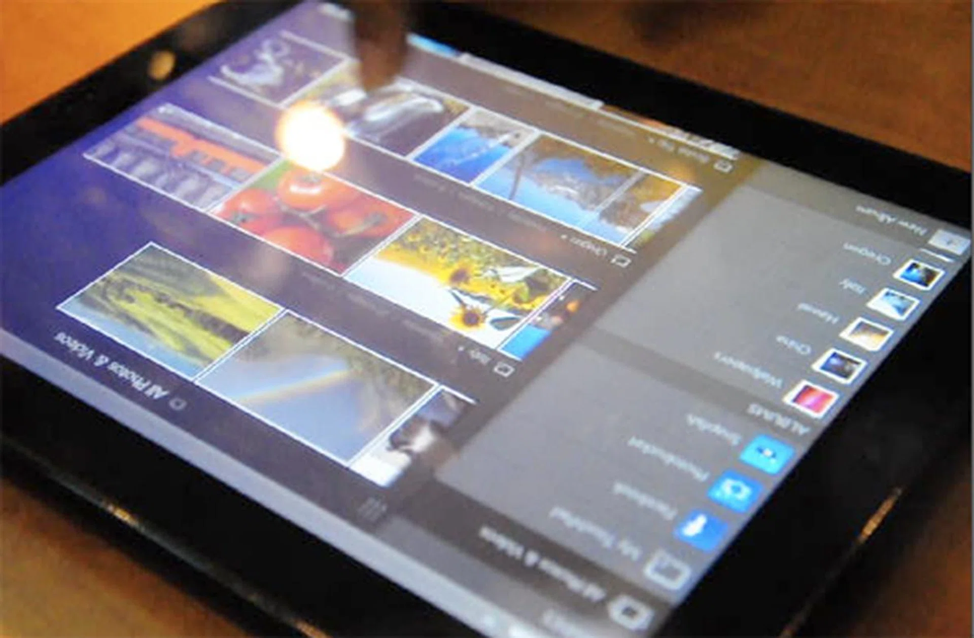 A clean layout with all affiliated photo accounts at the side and easy viewing of photos by simply scrolling down or up. 
