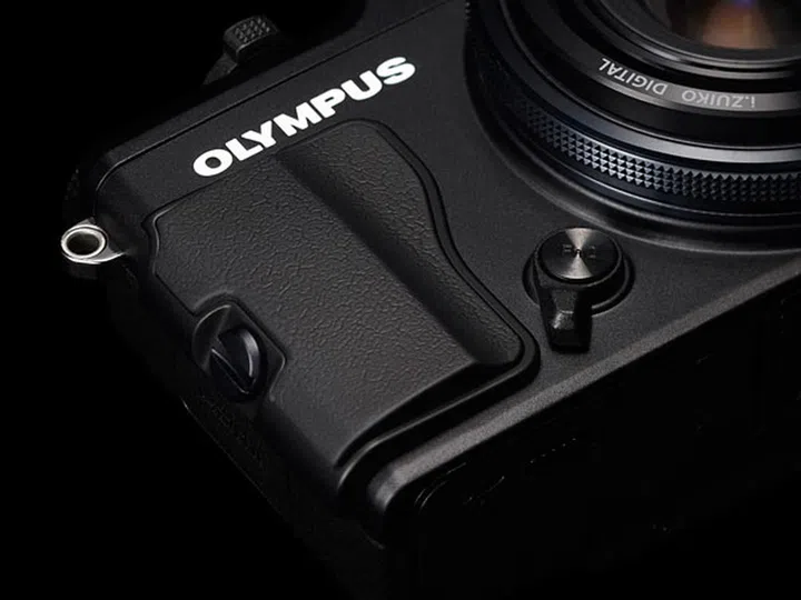 The lever lets you switch between analogue and digital styles for the control ring.