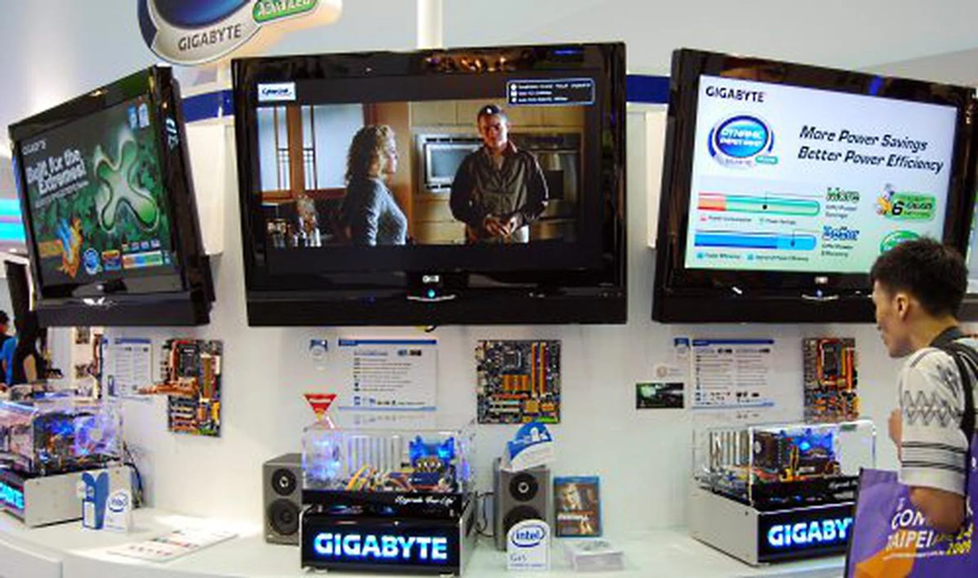  In case you missed the demo, the middle one shown here is the G45 system running a Blu-ray movie. We couldn't check CPU utilization on it to verify the actual numbers but at least the playback was smooth.  