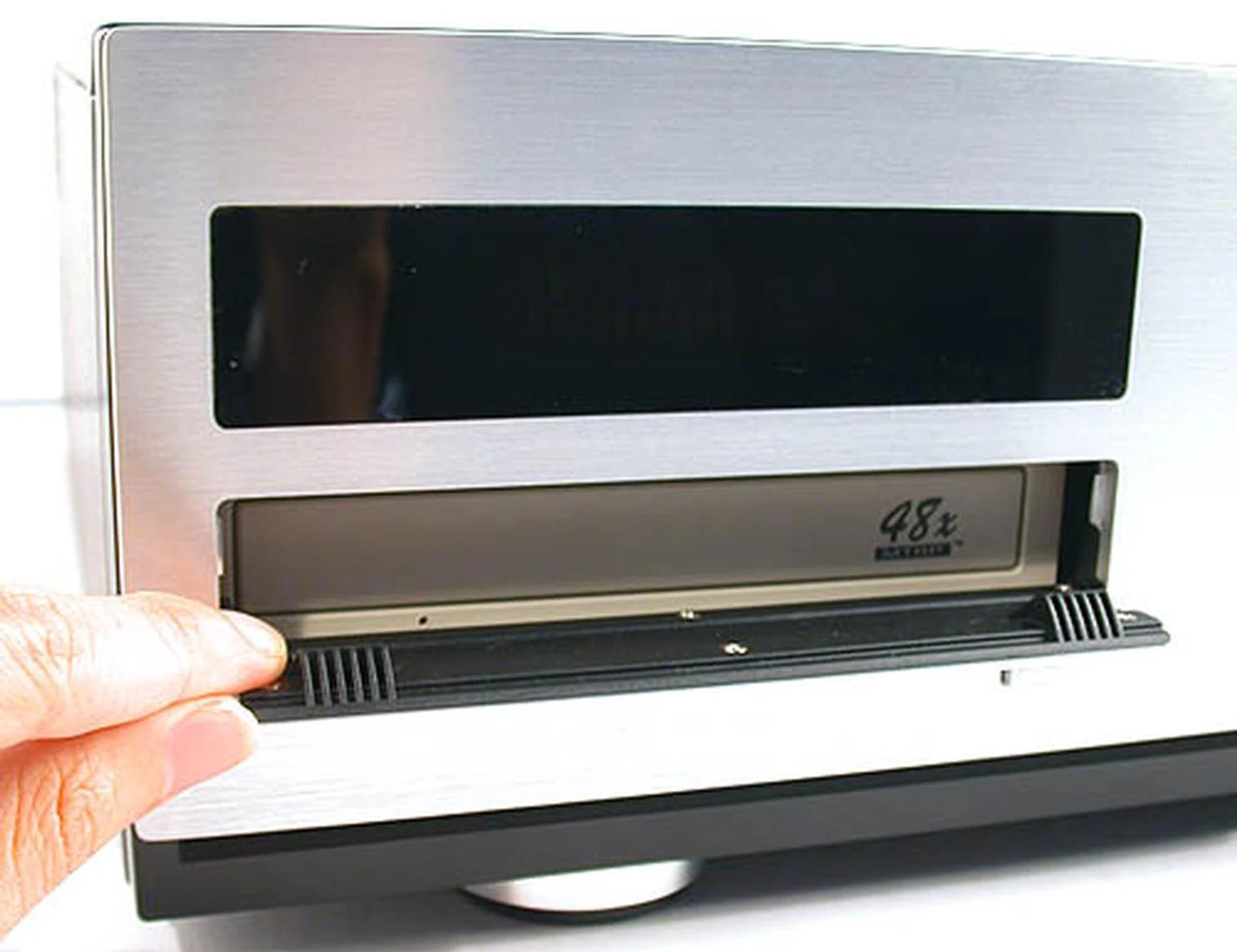 The VFD is black and lifeless now but when the drivers are installed, the display can show relevant information like system specifications. It is compatible with Microsoft's Windows XP MCE. On the bottom, we have an optical drive bay.