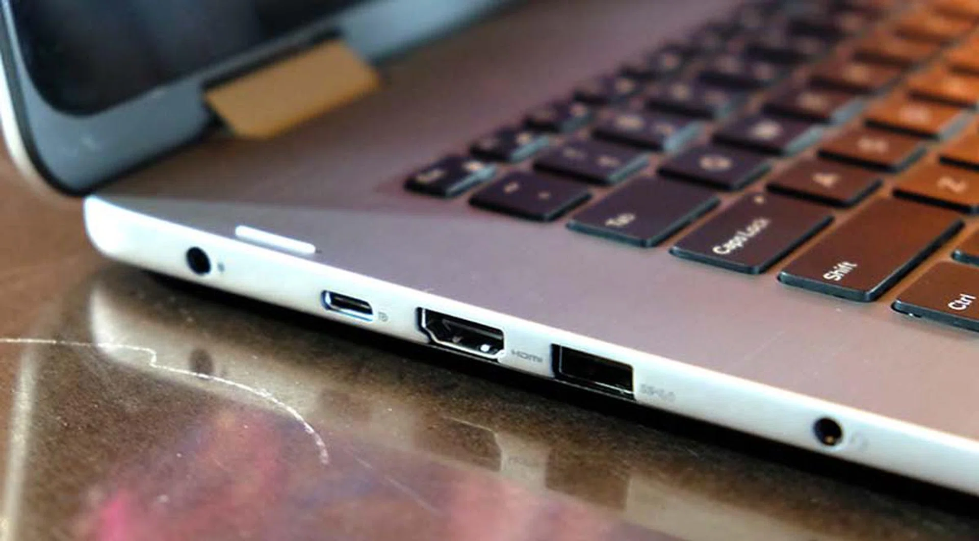 A USB Type-C port, the telltale sign of an Inspiron 7000 2-in1 notebook model. In addition, we can also see a HDMI port, a USB 3.0 port and a headphone jack.