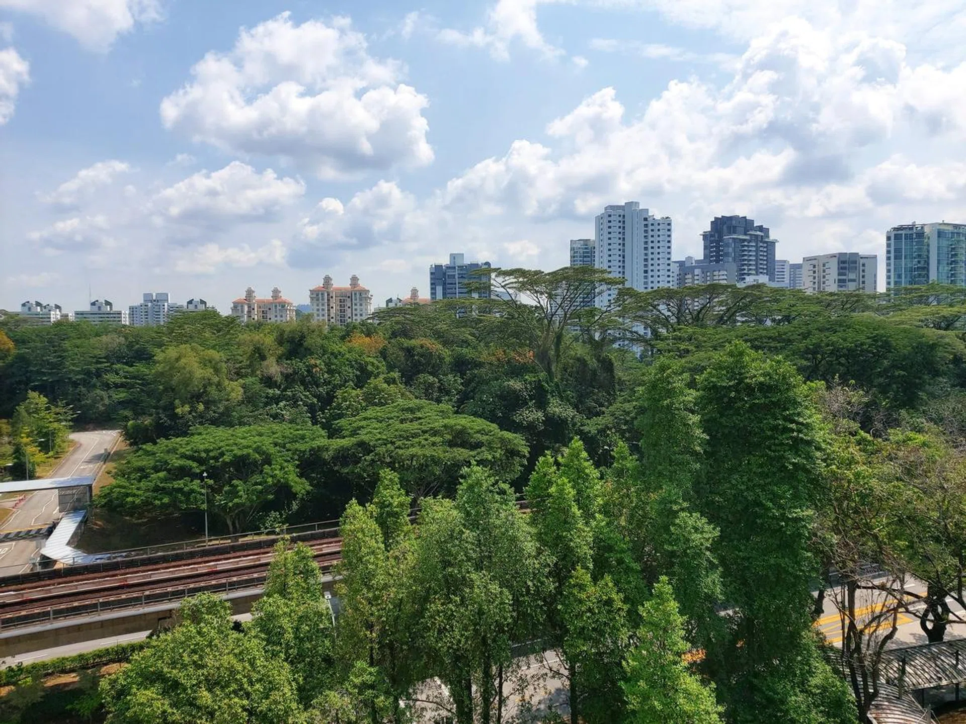 When Samsung’s automatic Scene optimiser function works, it works well. Colours are pleasant without being over-saturated or contrasty, unlike the Chinese competition. (Click on image to see the original full-size image)