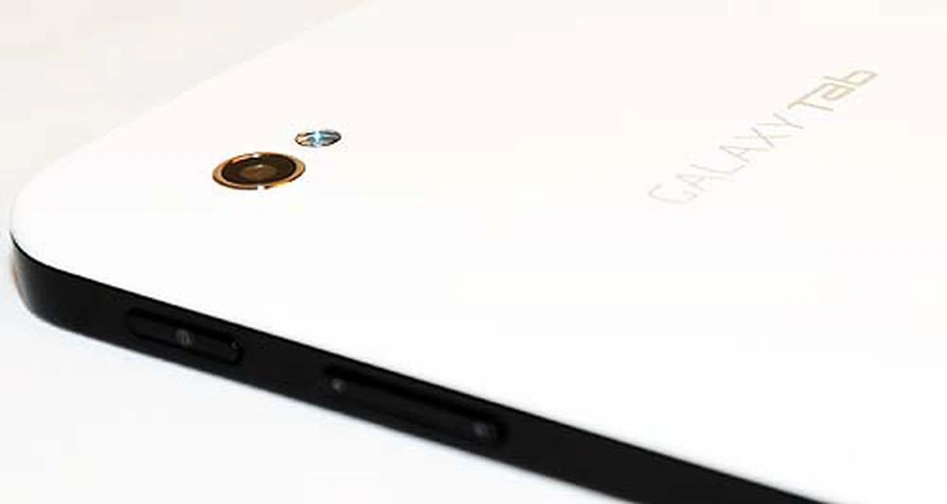 At the back lies the 3.0-megapixel camera with the LED flash. 
