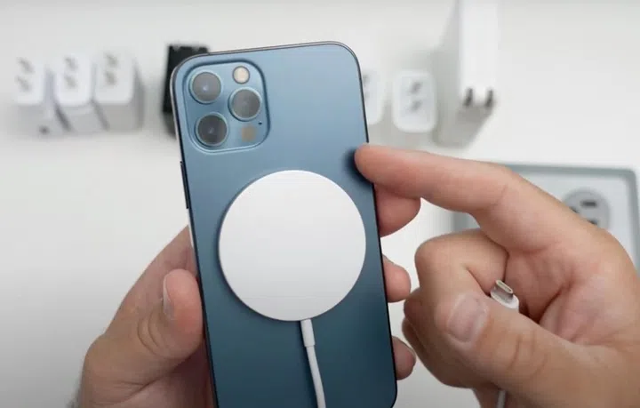 Screenshot taken from zollotech's YouTube video "Apple MagSafe - Which Charger is Fastest - Speed Test". 