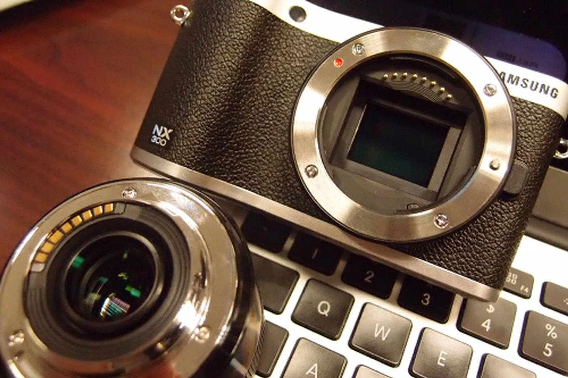 The design hasn't changed much from the NX210 and the NX300 retains its old-school retro feel. Note the contrast silver band! The camera is available in two shades, black and white.