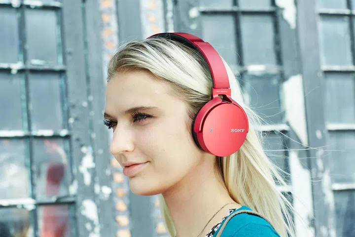 Besides the EXTRA BASS feature, the MDR-XB650BT headphones are wireless too.