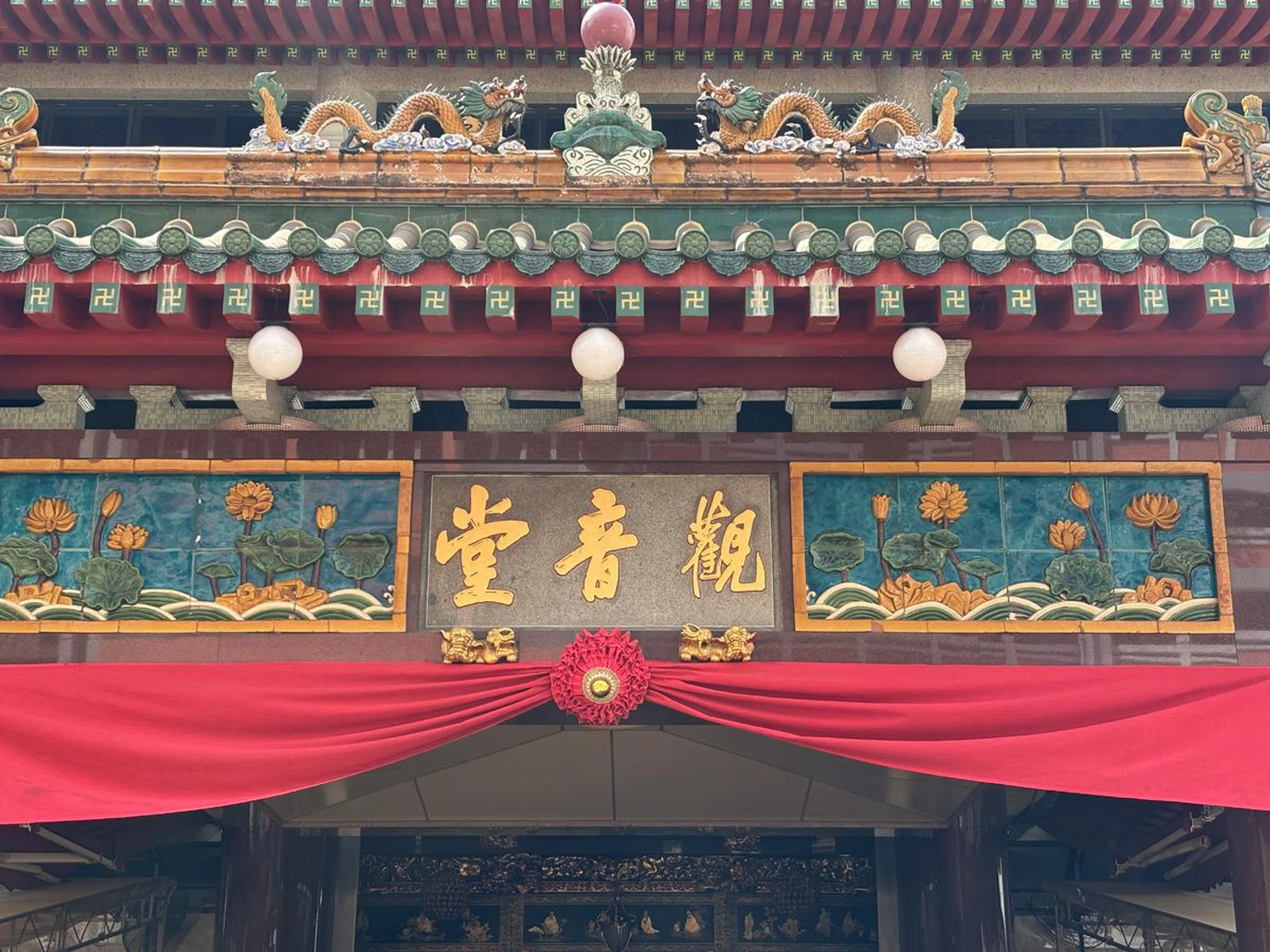 Taken with iPhone 15's 2x telephoto mode. (Click on image to see full resolution)