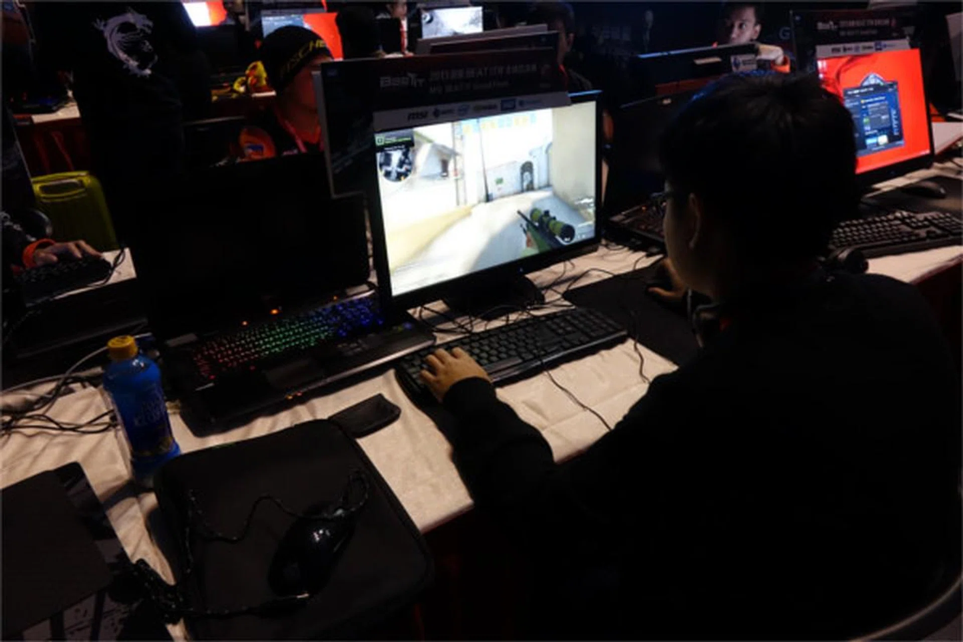 Theodore of Flash e-Sports (Singapore team) doing a dummy run. The GT70 is hooked up to the Eizo FORIS FS2333 gaming monitor.