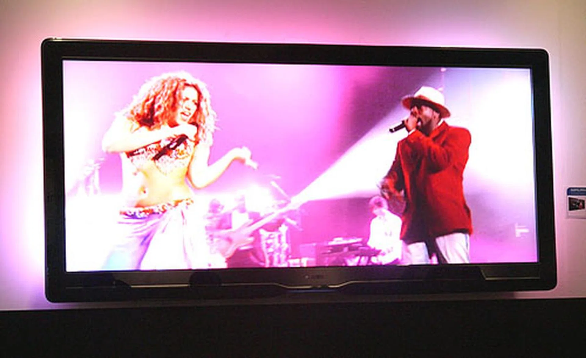 Philips showed a demo on how the Cinema 21:9 would handle a 16:9 DVD clip.