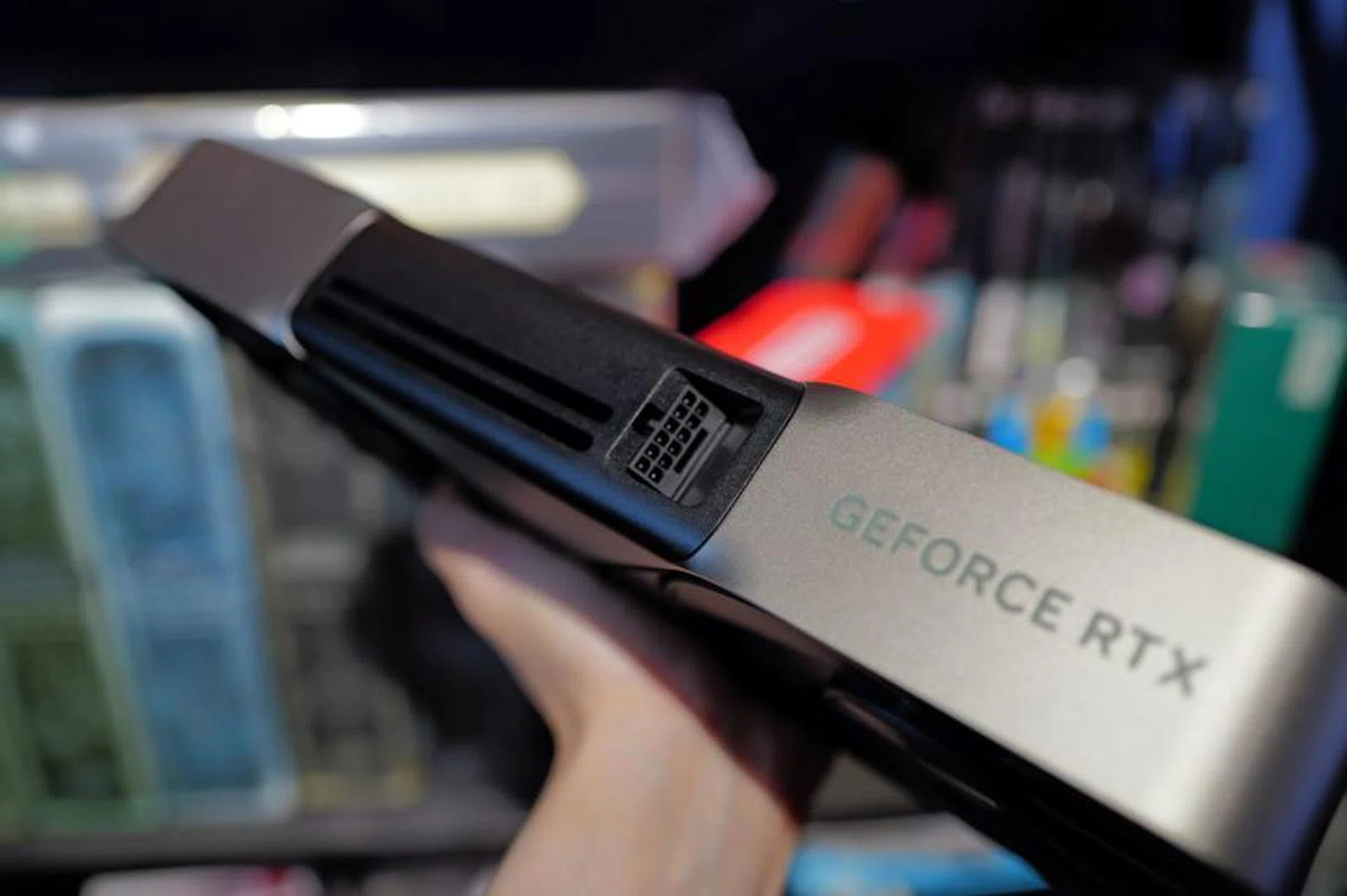 The GeForce RTX 5080 Founders Edition shares the same look and design of the flagship RTX 5090 Founders Edition. (Image: HWZ)