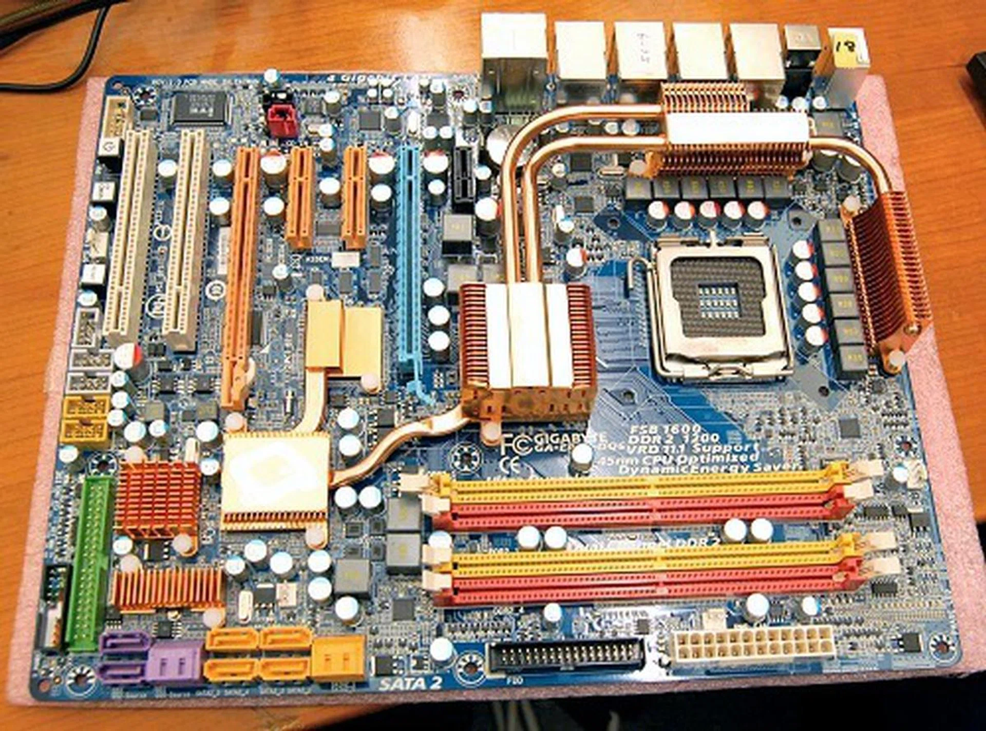 And here she is - the GA-EP45-DQ6 motherboard. While not appearing anything out of the ordinary for a high-end board from the company, you'll soon find out that there's a lot more features crammed into this seemingly 'normal' board.