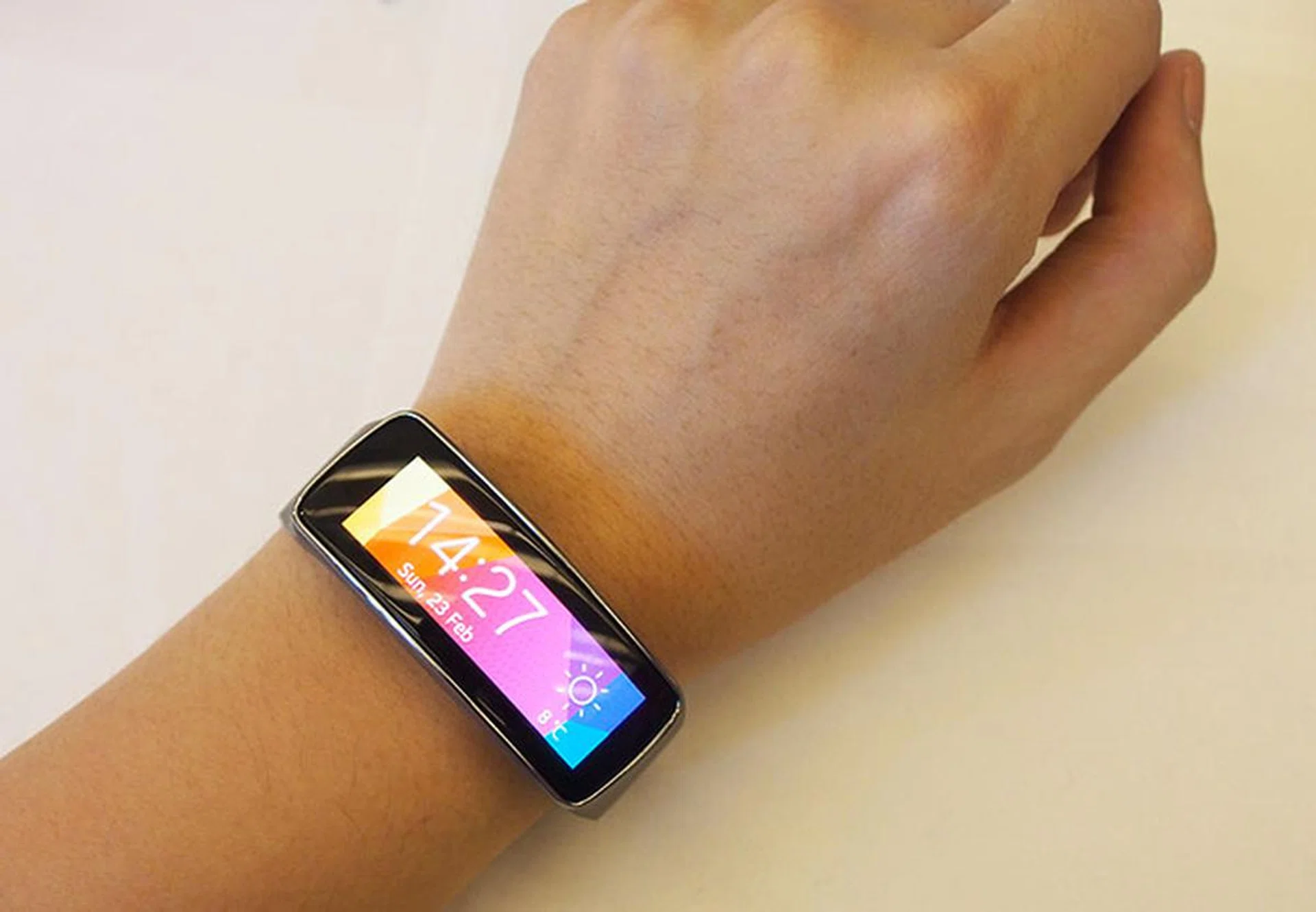 Like the Gear 2 and Gear 2 Neo, you can configure and personalize the Gear Fit's wallpaper and clock display.