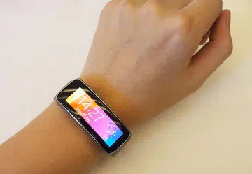 Like the Gear 2 and Gear 2 Neo, you can configure and personalize the Gear Fit's wallpaper and clock display.