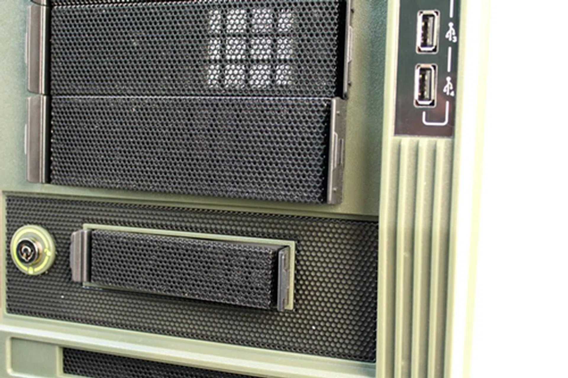 The drive covers can be easily removed by pressing both retaining tabs that are located at each ends of the covers.