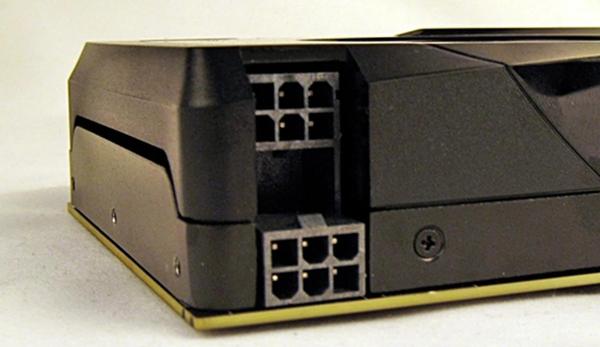 The 6-pin power connectors are staggered in position so that the release pins of the power plugs from the PSU are not aligned. This allows for easier removal of the power plugs from the graphics card. However, the design also hints of an even faster GPU variant that could take up yet another power socket with the spare space; time will tell if we're right.