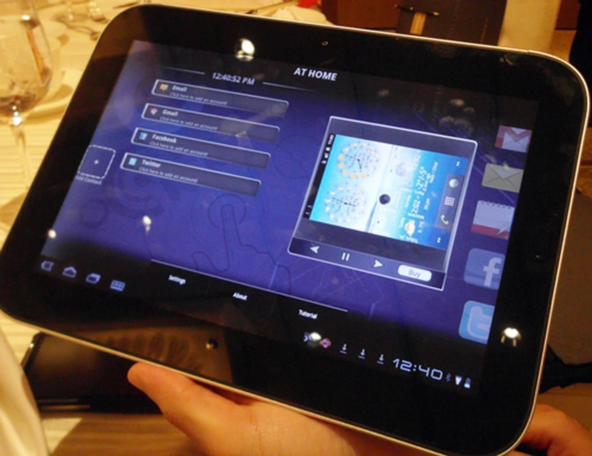 We like the interface of the SocialTouch app. It looks clean and not too cluttered. On the right, you have easy access to your Gmail, Messages, Calender, Facebook and Twitter tabs.