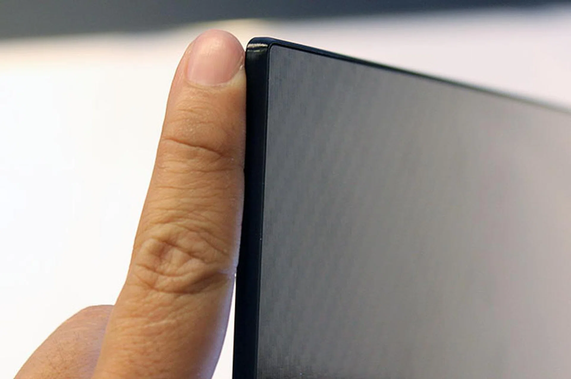 The EA9800 curved OLED TV is only 4.3mm thick. In this picture, you can also make out the carbon fiber back. 