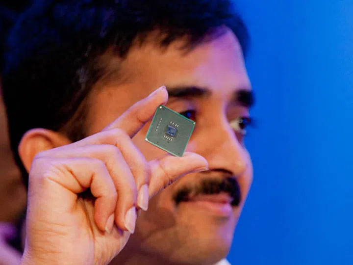 An Intel researcher holding up a prototype x86 low power chip based on the Haswell architecture that was showcased at IDF 2011. (Source: HardwareZone)
