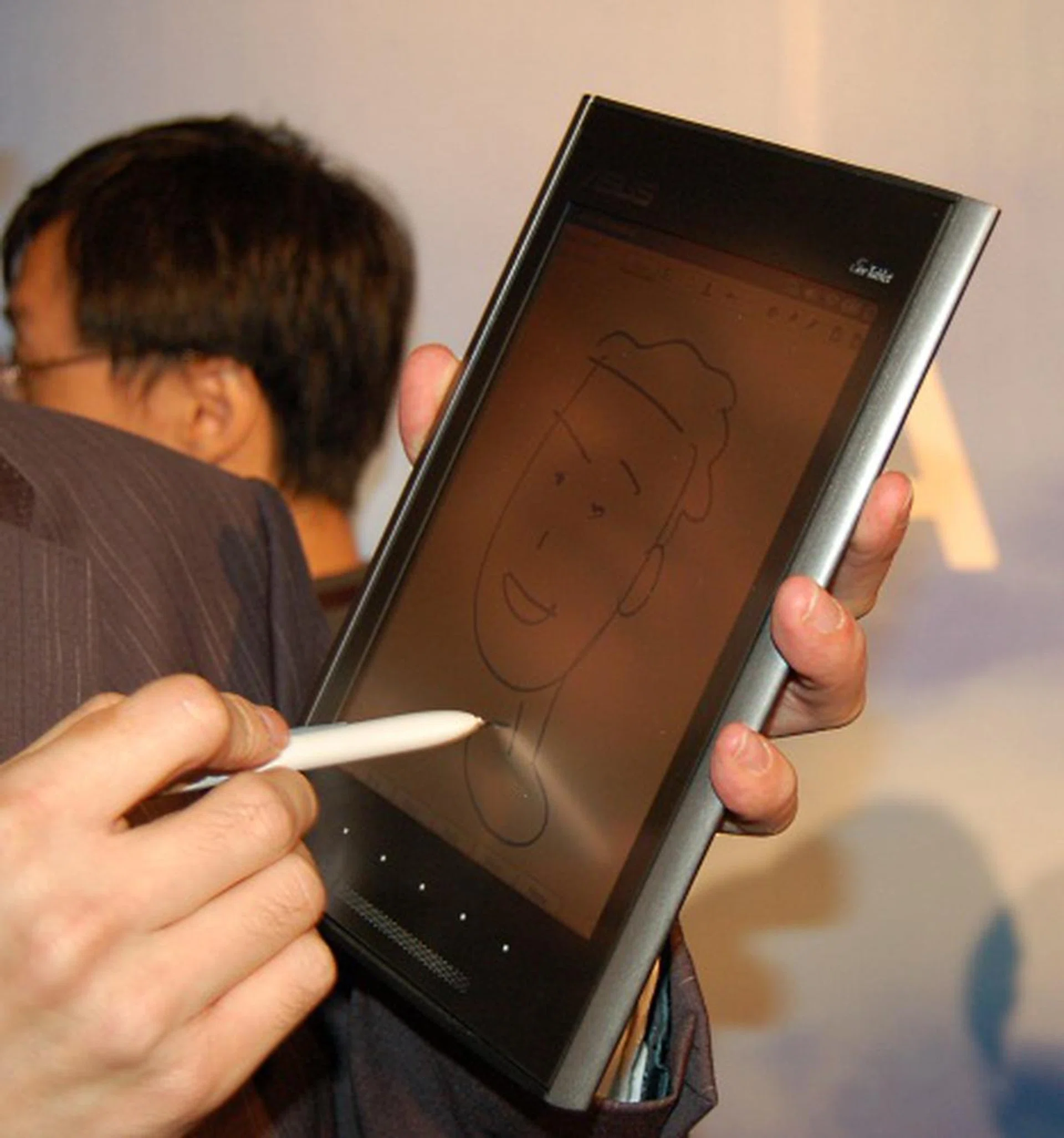 We are not too sure how accurate the touch resolution is despite its 2450 dpi claim, but those who enjoy doodling may find this device right up their alleys, 