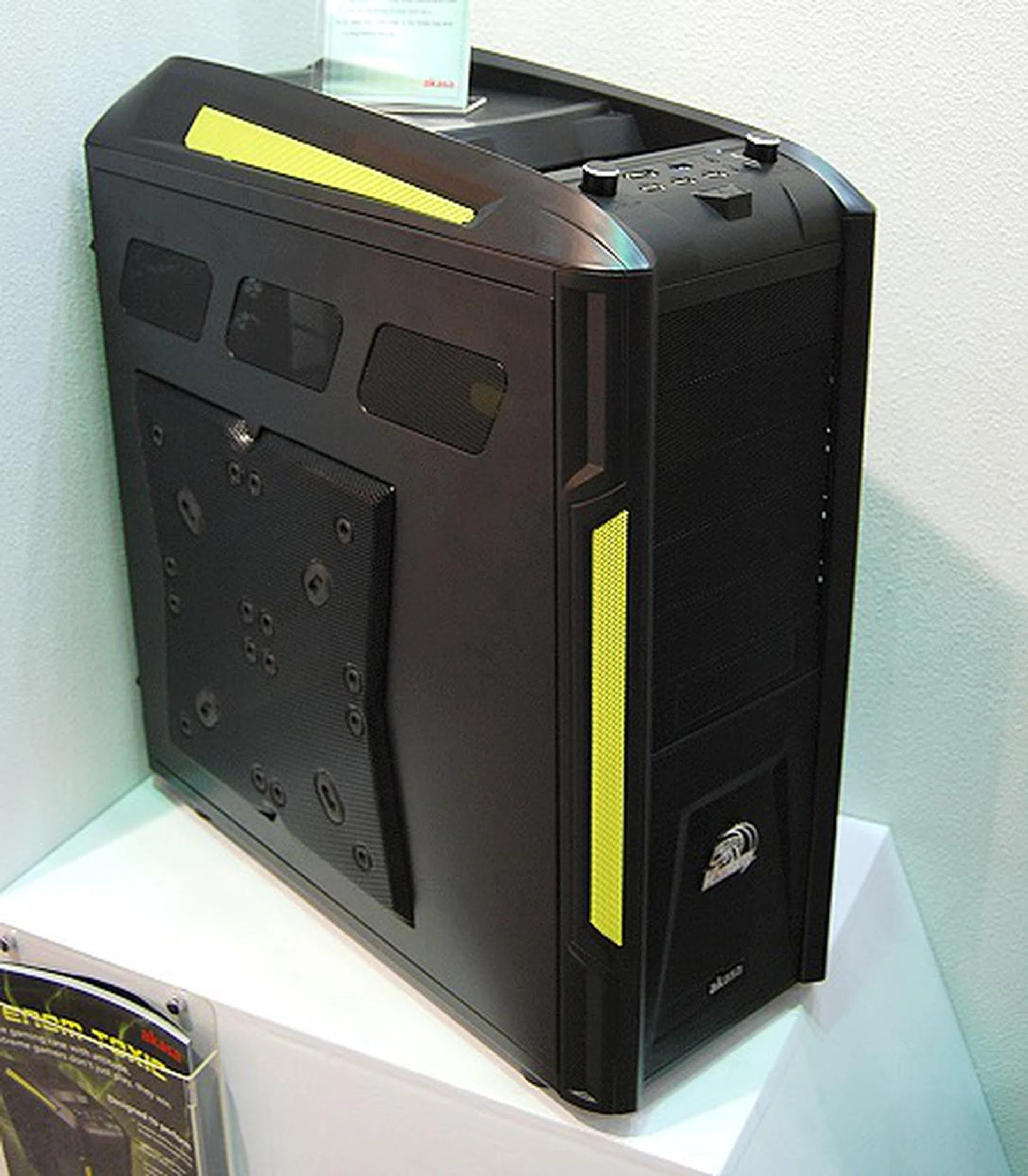 This is the new Venom Toxic chassis that's really geared for the no nonsense gamers. With space up to four high-end graphics cards (up to 330mm in length), it has excellent ventilation characteristics with space to accommodate massive 120mm or even 140mm fans in several locations. The case also has cable routing in mind and the base tray has several accessible slots to route cables underneath the motherboard tray. Other features include water-cooling system ready design, dust filters integration, tool-free installation and a very handy front I/O panel. In case you're wondering, the chassis is made of SECC steel and the size is 232 x 555 x 620mm (W x D x H).