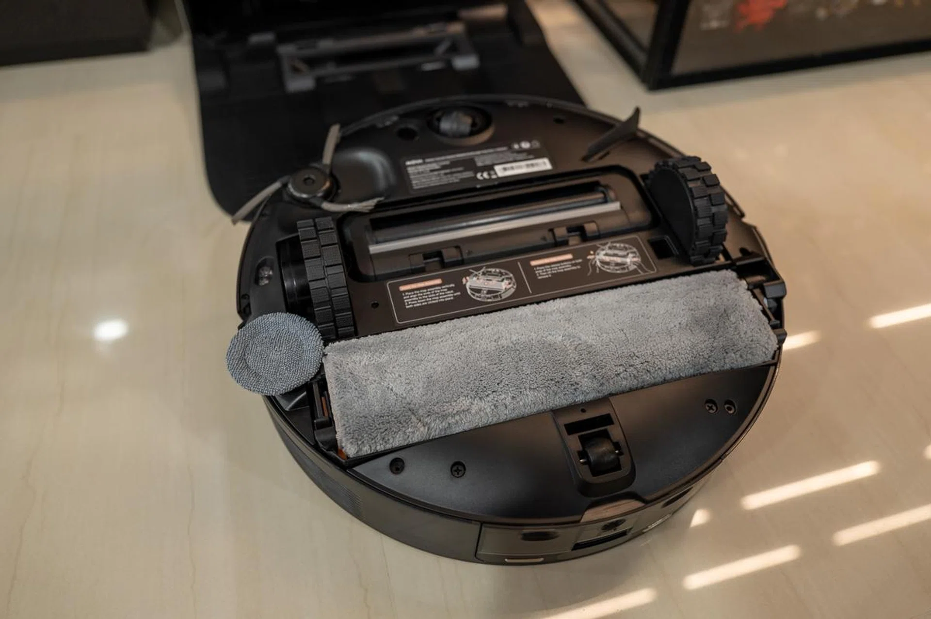 The D-Shape roller mop is impressive. The mini rotating mop next to it? Not quite. Photo: HWZ