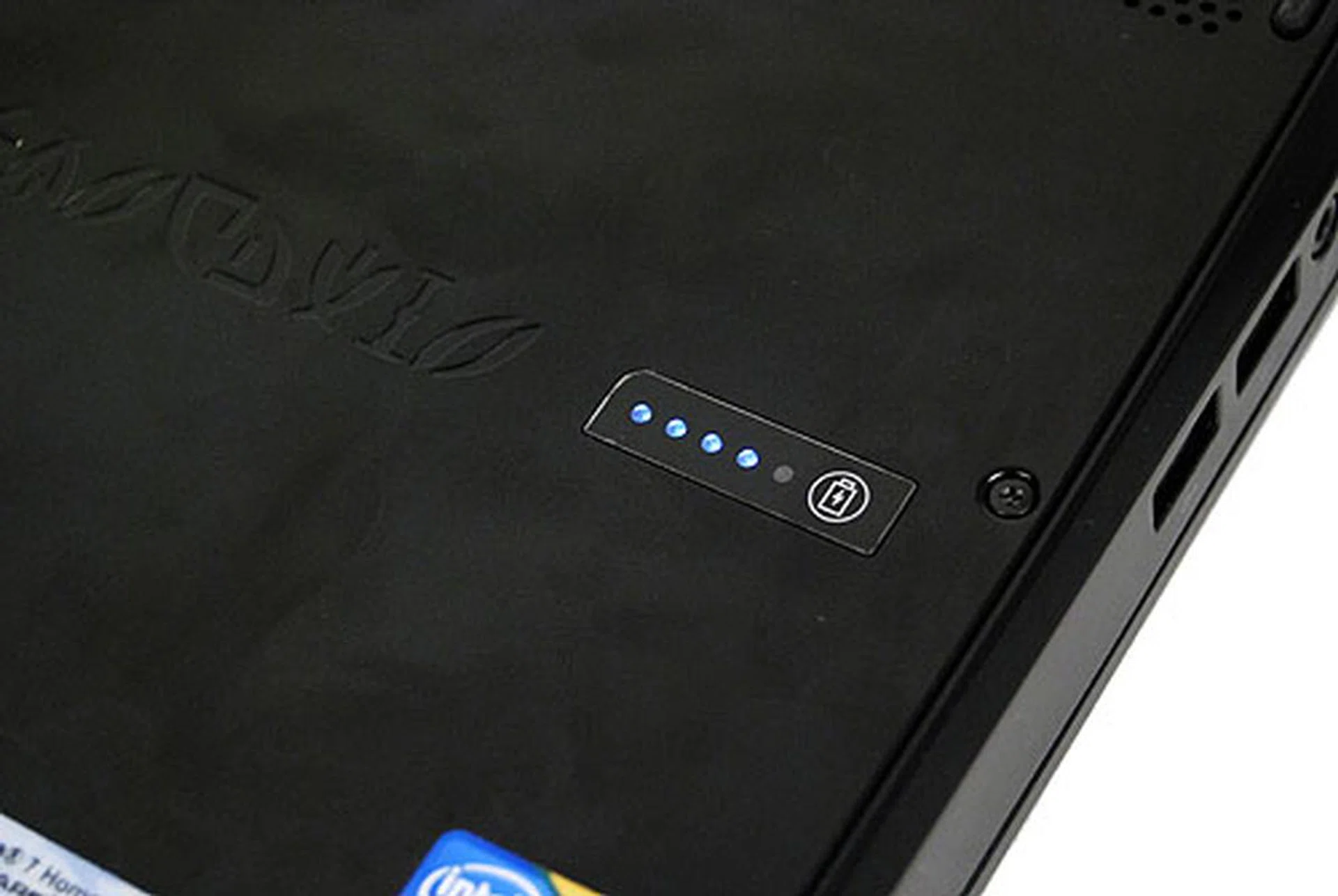 The Dell Alienware M11x has a non-removable 8-cell 64Wh battery and comes with a built-in battery indicator to show how much of a charge it has left at the bottom of the unit.