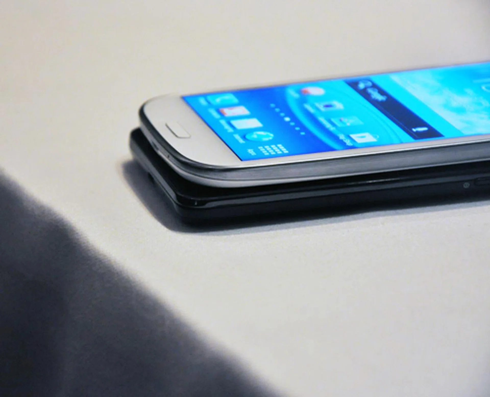 However, it is slightly thicker than the Galaxy S II (8.49mm) - the difference is barely noticeable. What stands out is the difference in its design; the curvy Galaxy S III resembles more of the Galaxy Nexus than its boxy predecessor.