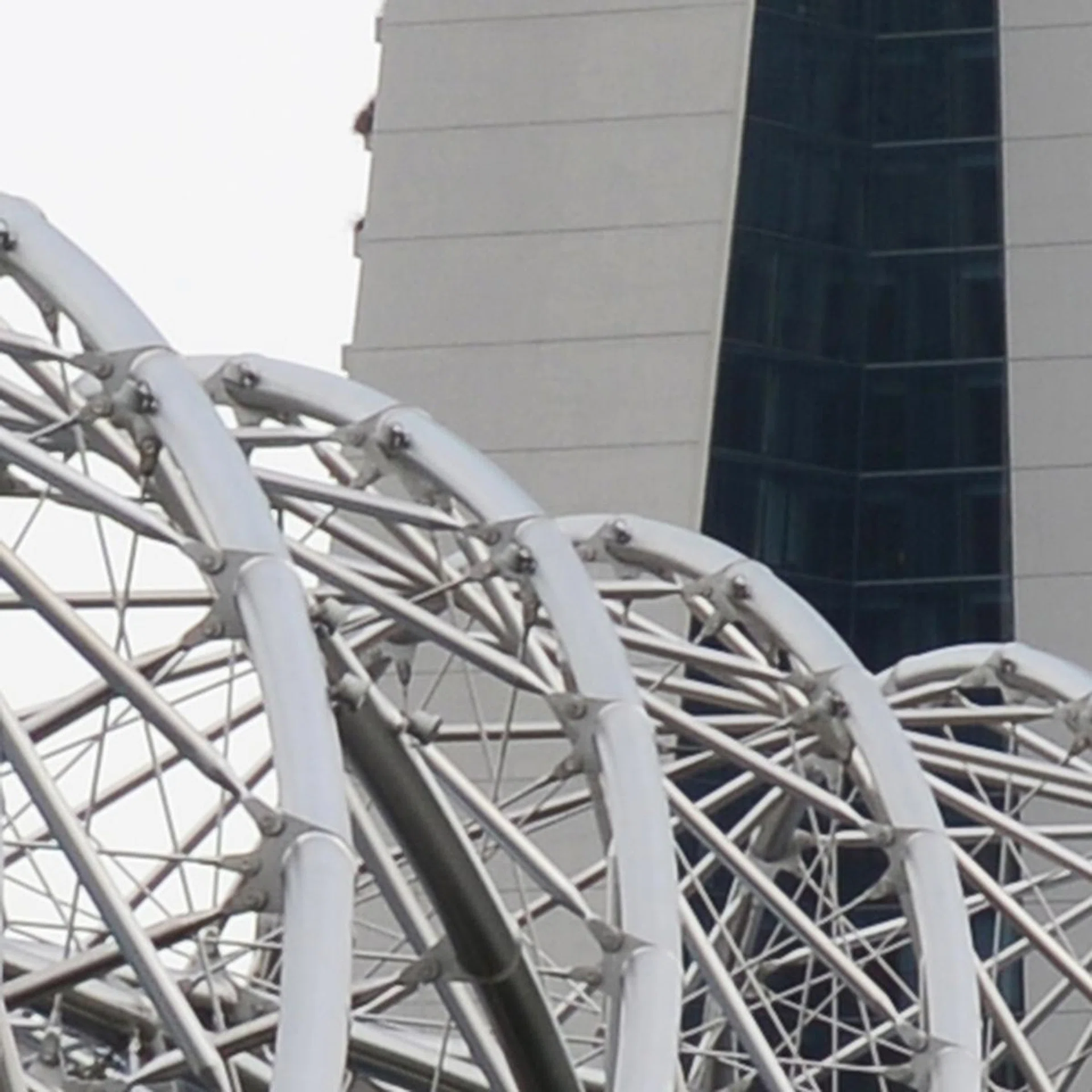 A 100% crop from the D800 photos reveal that the image is still sharp, and not much noise is displayed. The detail level between both products are a world apart when zoomed in, but hardly differ when scaled down to web usage resolutions.