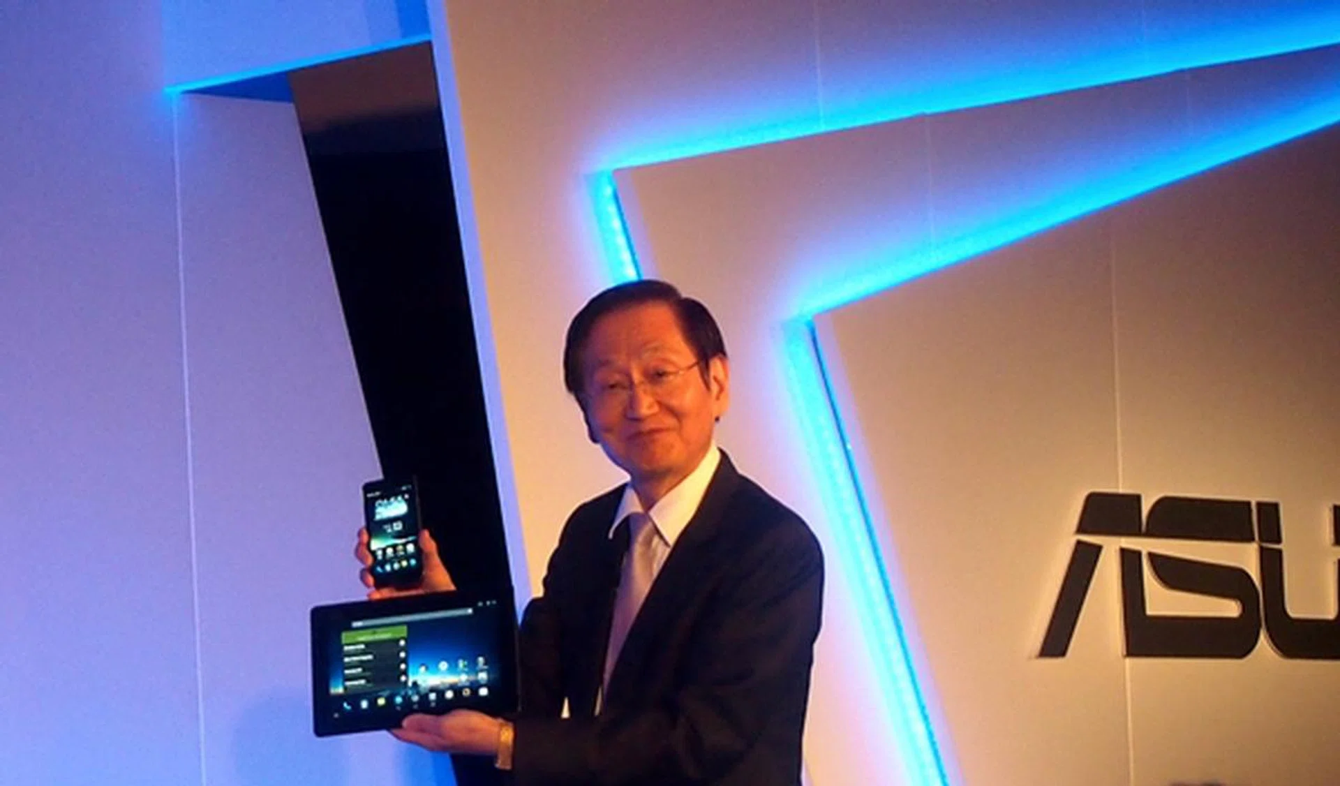 Jonney Shih, ASUS Chairman was on stage to unveil the PadFone Infinity and its new PadFone Station.