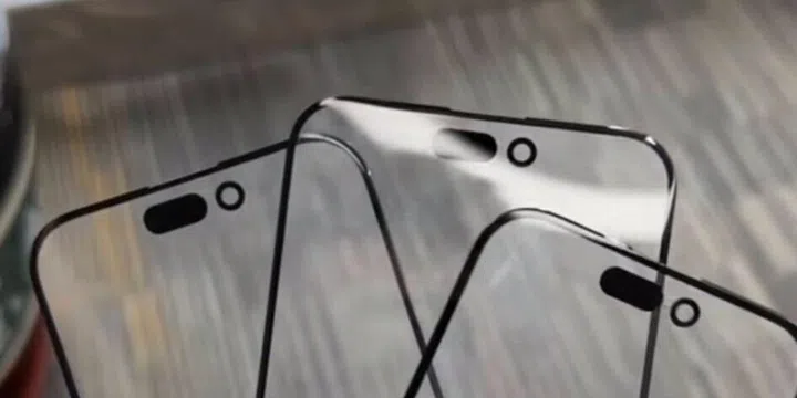 Purported front glass panels of the Apple iPhone 15 models/ <br>Image source: @VNchocoTaco