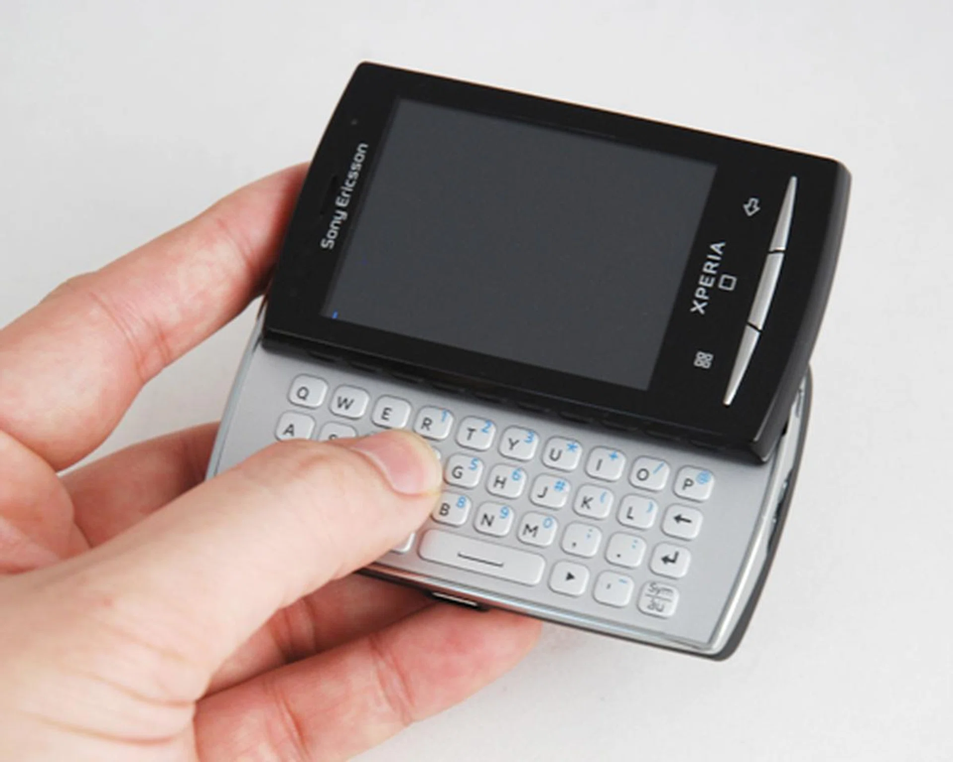 Small and compact, the X10 mini pro's keys were stiff and needed some prodding to work. Since ours is a pre-production unit, hopefully the retail version betters this aspect.