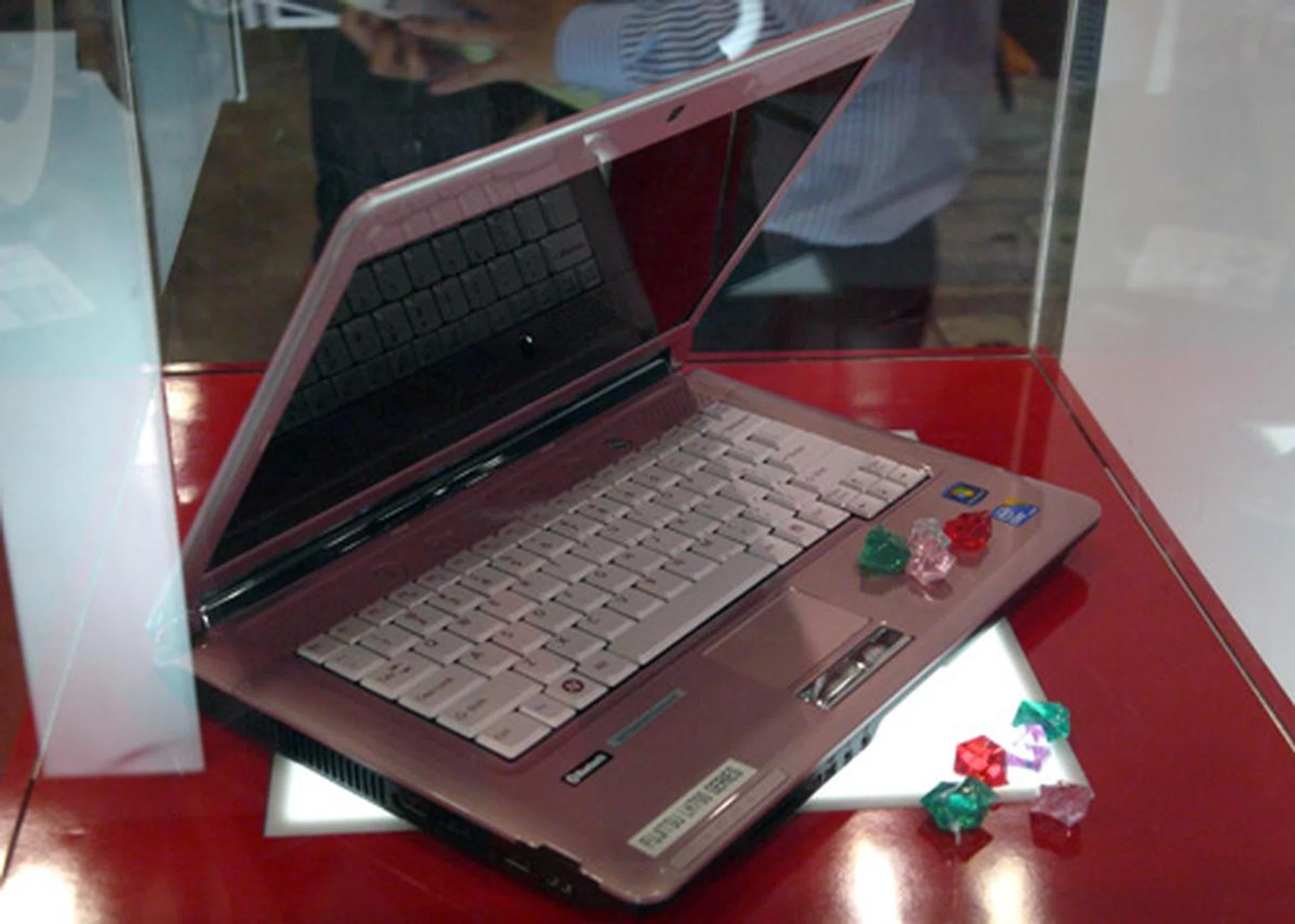 Clad in pink, the LH700 should woo the fairer sex with its feminine appeal and soft curves. The 14-inch notebook is yours for $1,288, or $1,038 after trade-in.