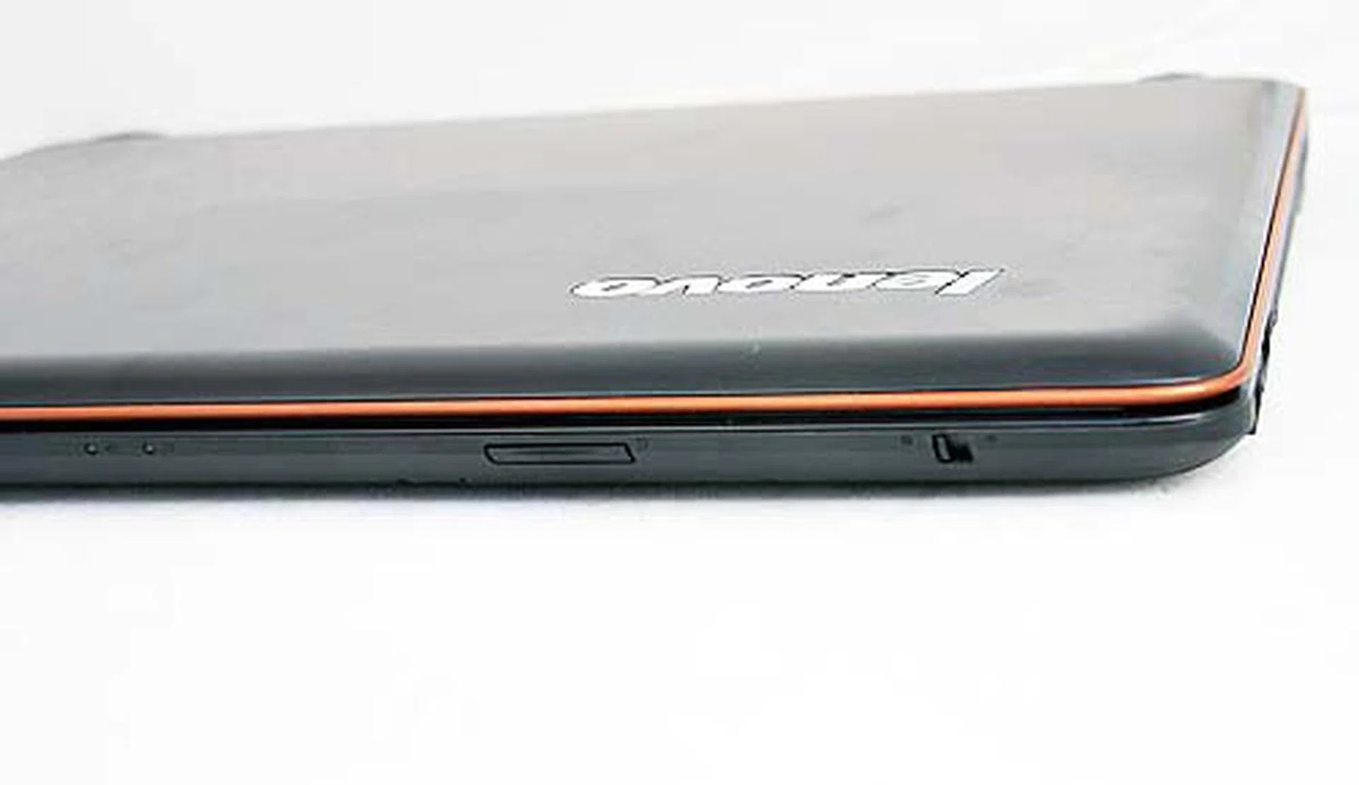 On the front you'll find the 6-in-1 SD card reader together with a WiFi switch.