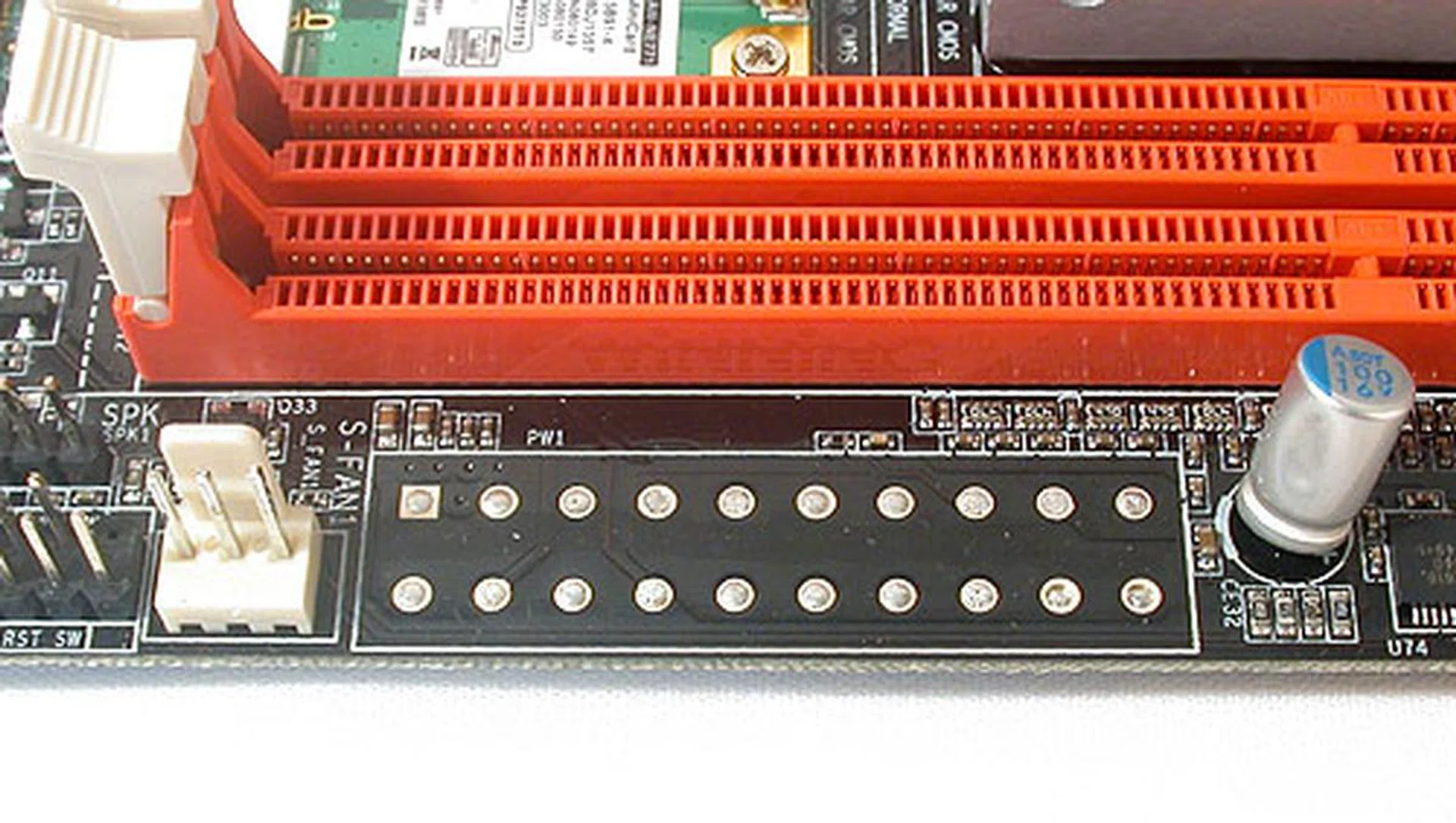 Since we didn't have a SATA optical drive at hand, we wished that there had been an IDE connector here but of course, it's just where the power connector would have been if not for the external 90W power adapter included.