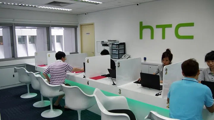 There are 7 counters at the new customer service centre.