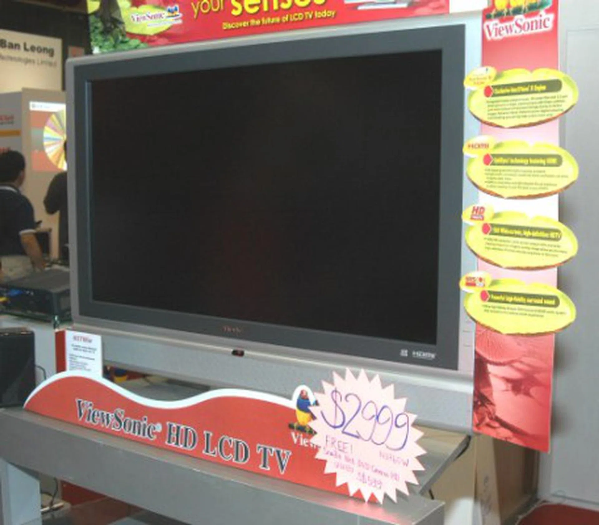 Viewsonic's 37-inch HD LCD TV with HDMI is going for a bargain price of S$2999. They've even thrown in a Snazio Net DVD CinemA HD player as well at absolutely no charge.