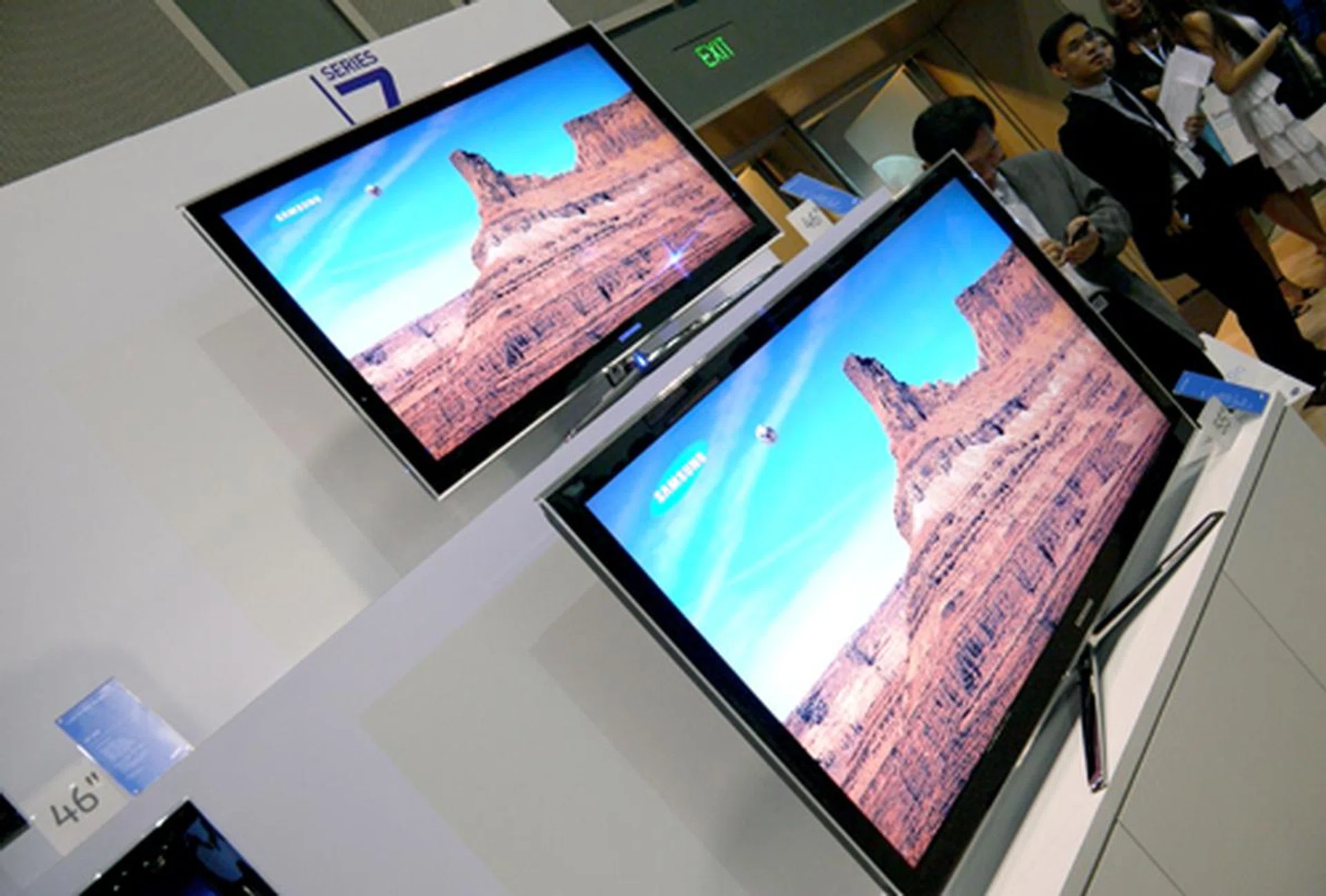 You don't need an LED-backlit TV just to satiate your 3D cravings. The LCD 750 model does that just as well with a Full-HD and 200Hz panel.