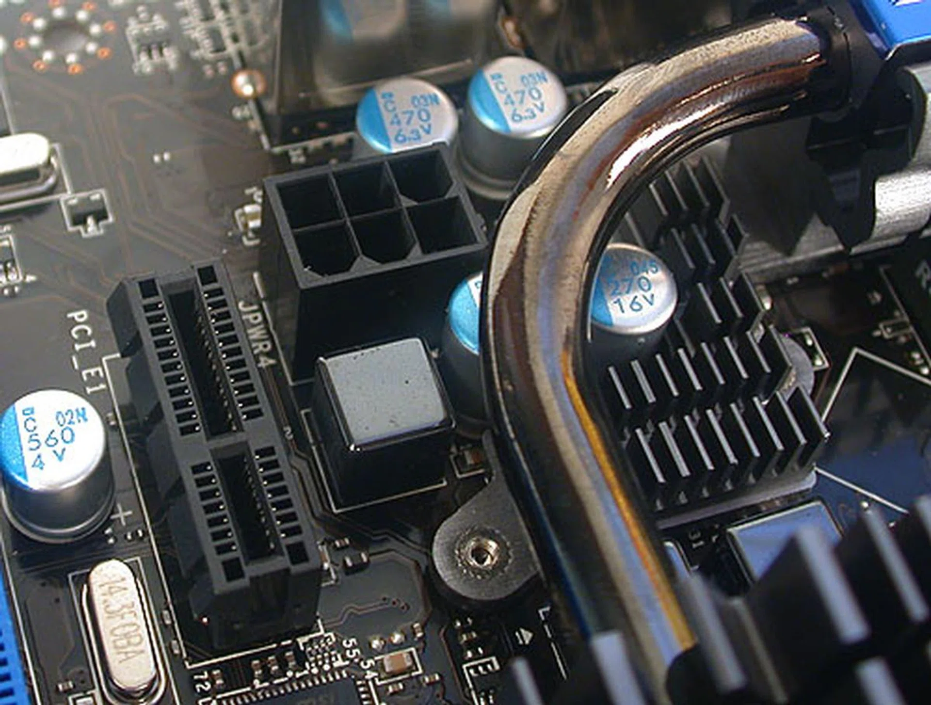 An additional 6-pin PCIe power connector is found here. You may also notice the thicker (8mm) SuperPipe heat-pipe design that's unique to MSI. 