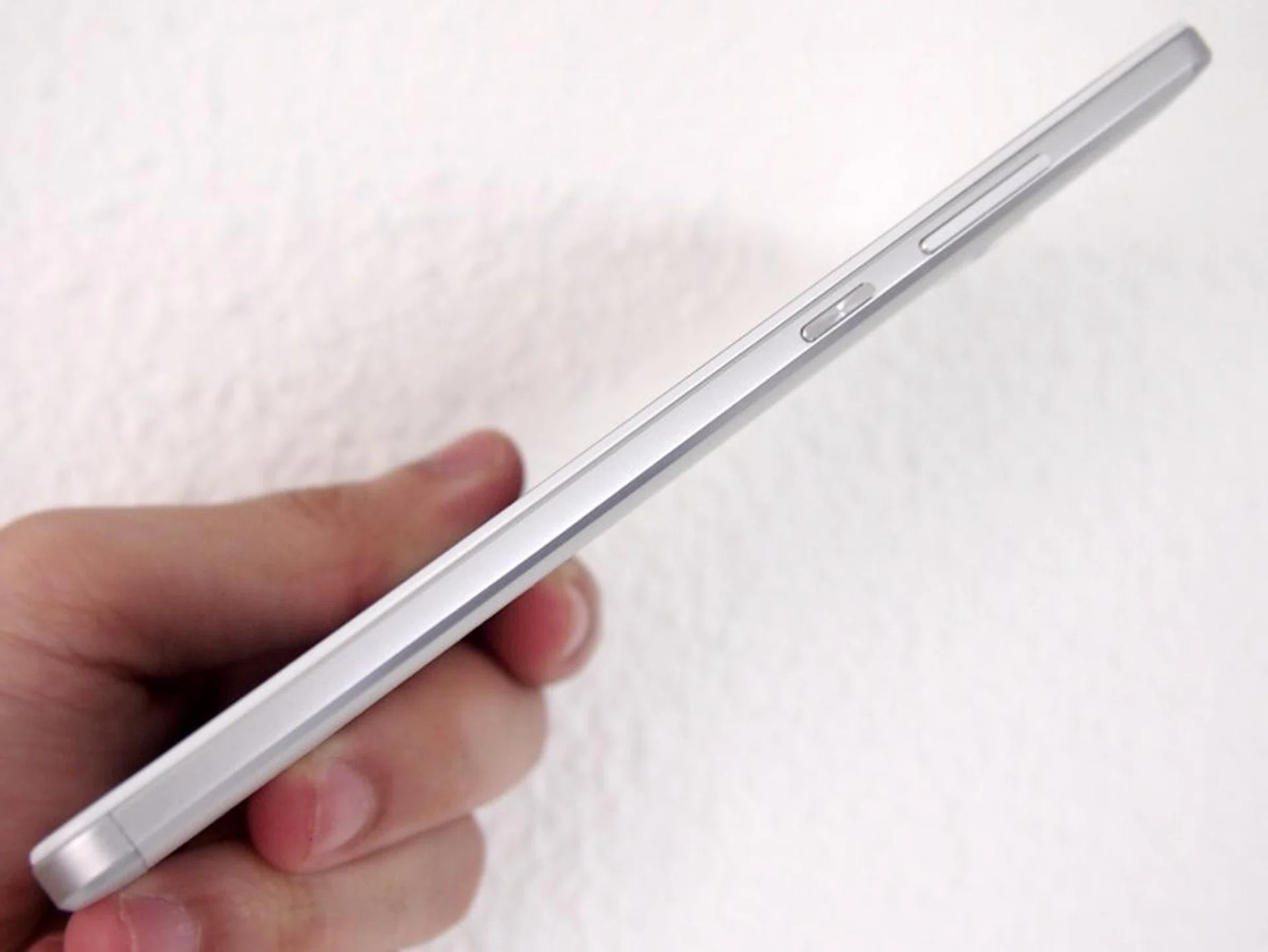 The Ascend Mate 7 is actually quite slim for its form factor. Seen here are the volume controls and power button.