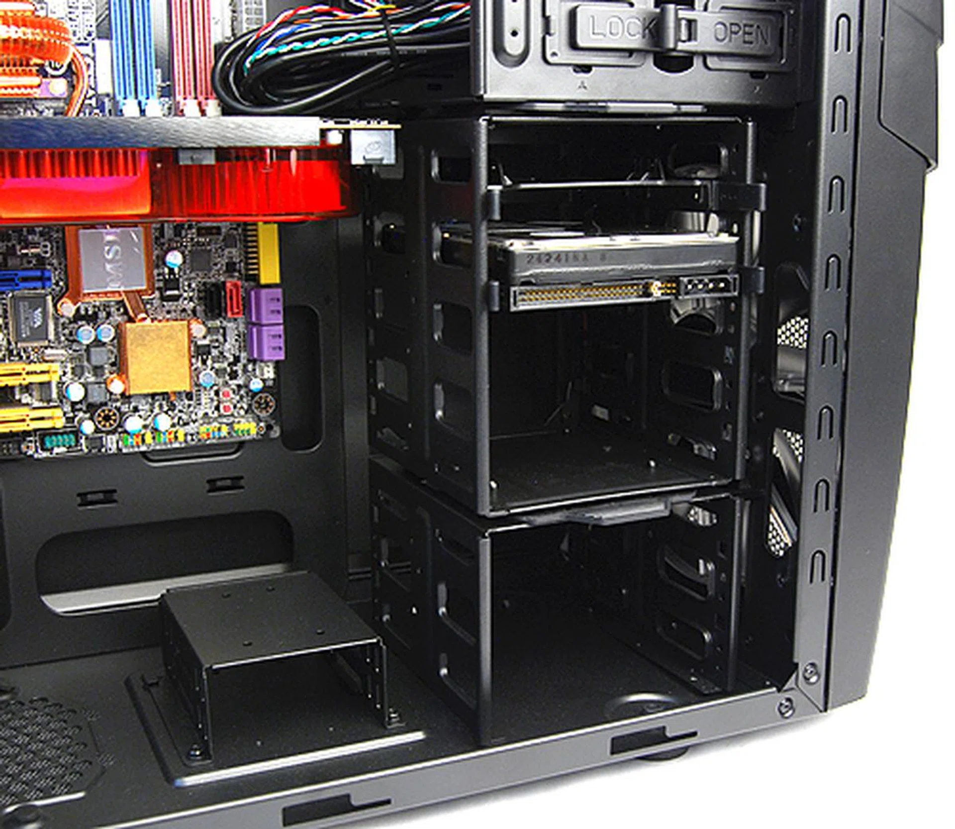 The top part of the 3.5-inch hard disk cage is removable and rotatable. One could also remove it completely and fit the smaller 2.5-inch hard disk cage instead.
