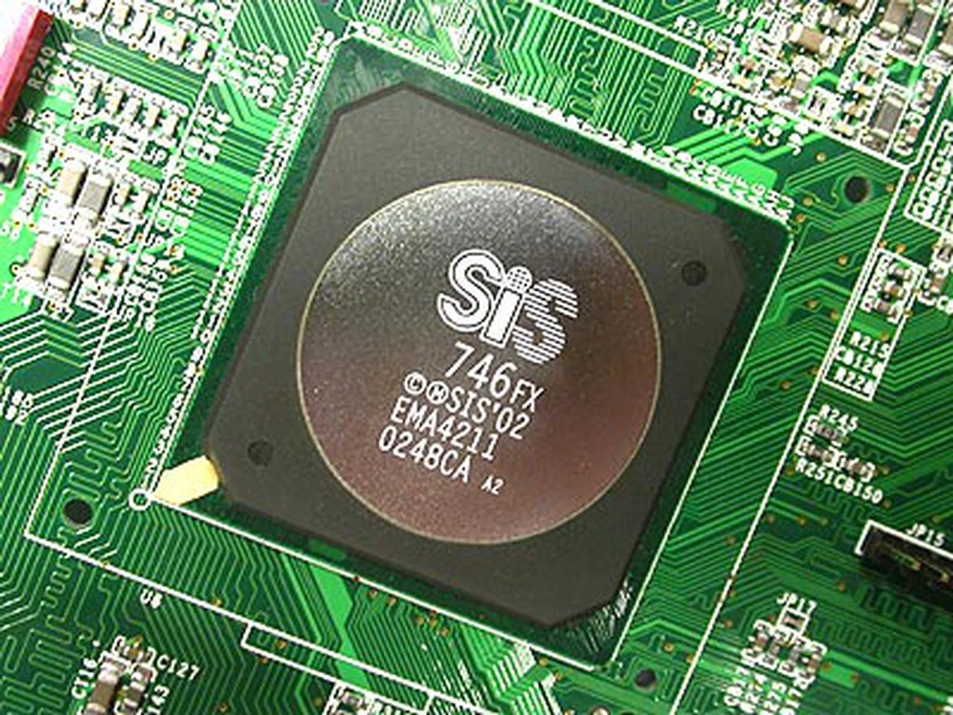 Running cool even without a heatsink, the SiS 746FX NorthBridge. 