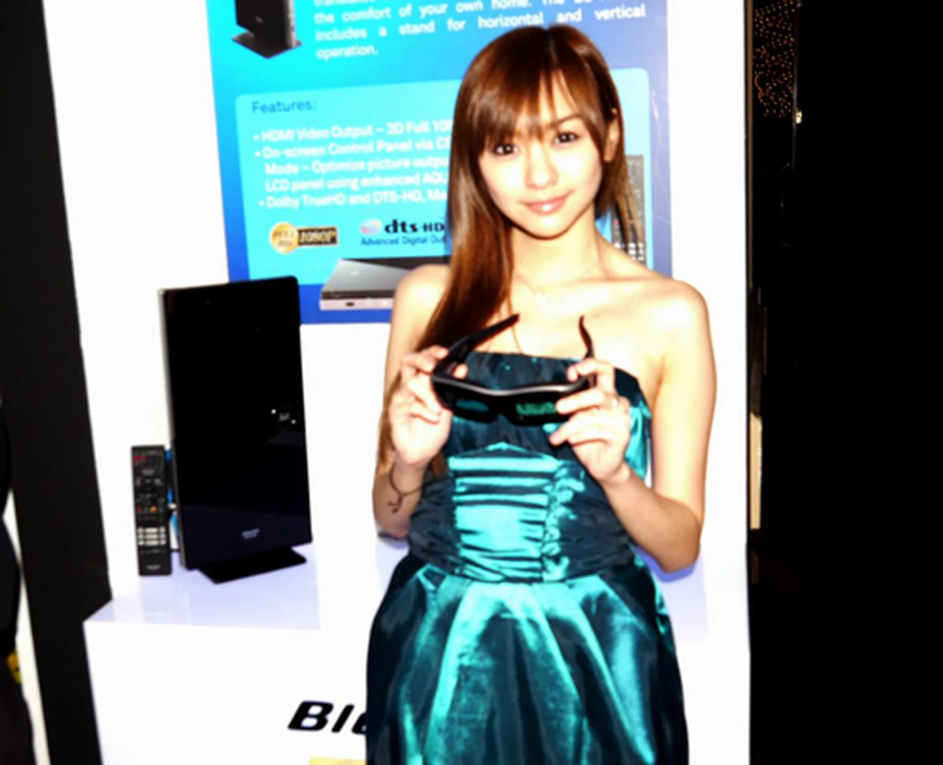 It's so slim and sexy that it puts the PS3 Slim to shame. We aren't talking about the pretty dame though. Standing at a height of 430mm with a 36mm depth, the BD-HP90A can be vertically mounted to suit your tastes. The HDMI 1.4-based Blu-ray player is also comfortable with lossless audio formats such as DTS-HD Master Audio Essential and Dolby TrueHD.