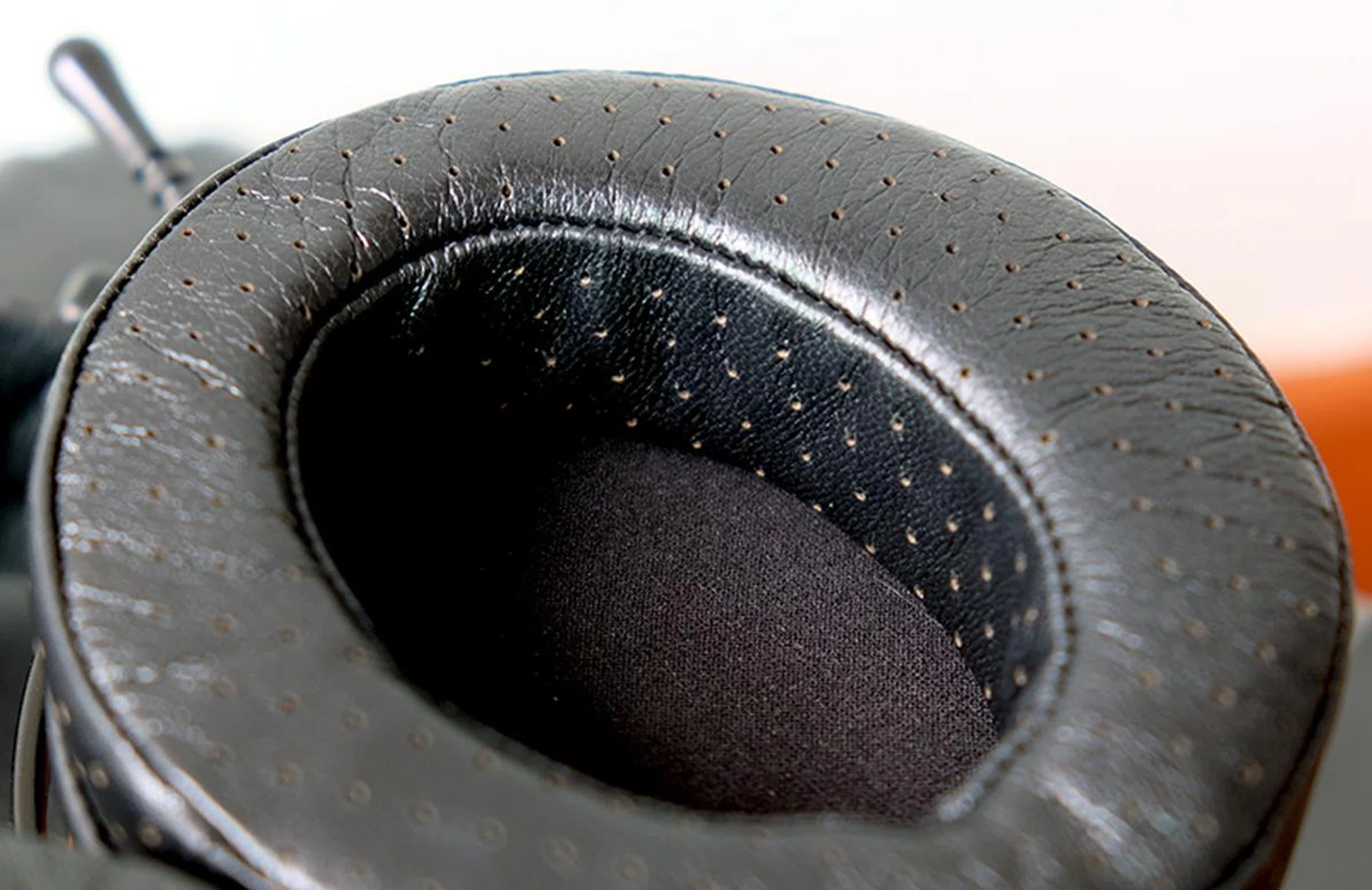 Perforated pads are now becoming increasingly popular and using them on the Auteur will get you a warmer signature and slightly more emphasis in the lower frequencies.